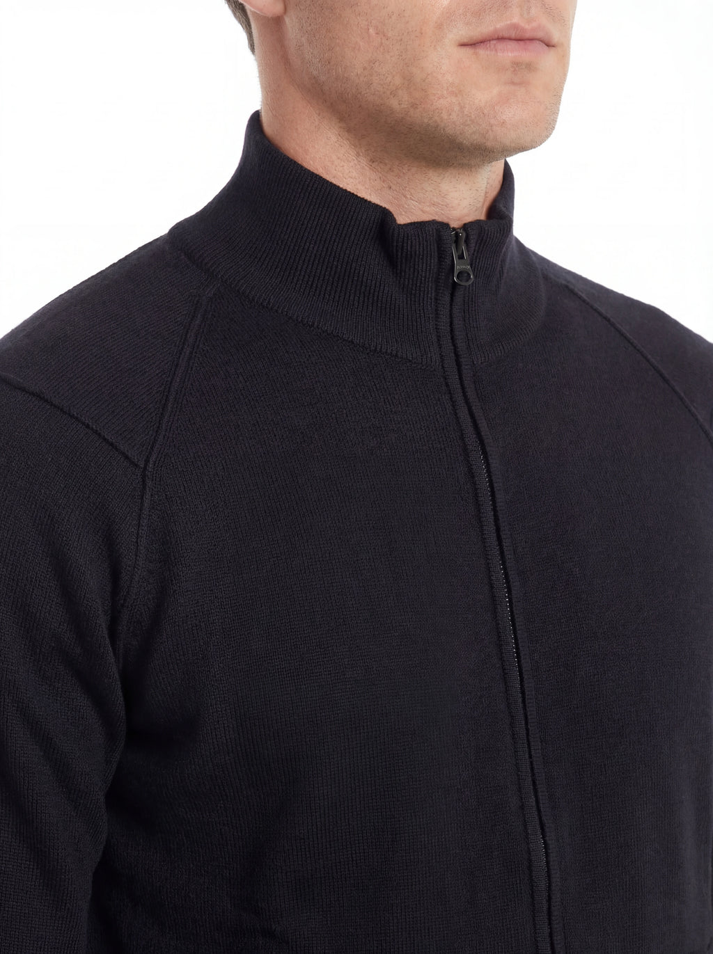 Vista da dietro, modello con cardigan blu zip spalla raglan C.P. Company da uomo