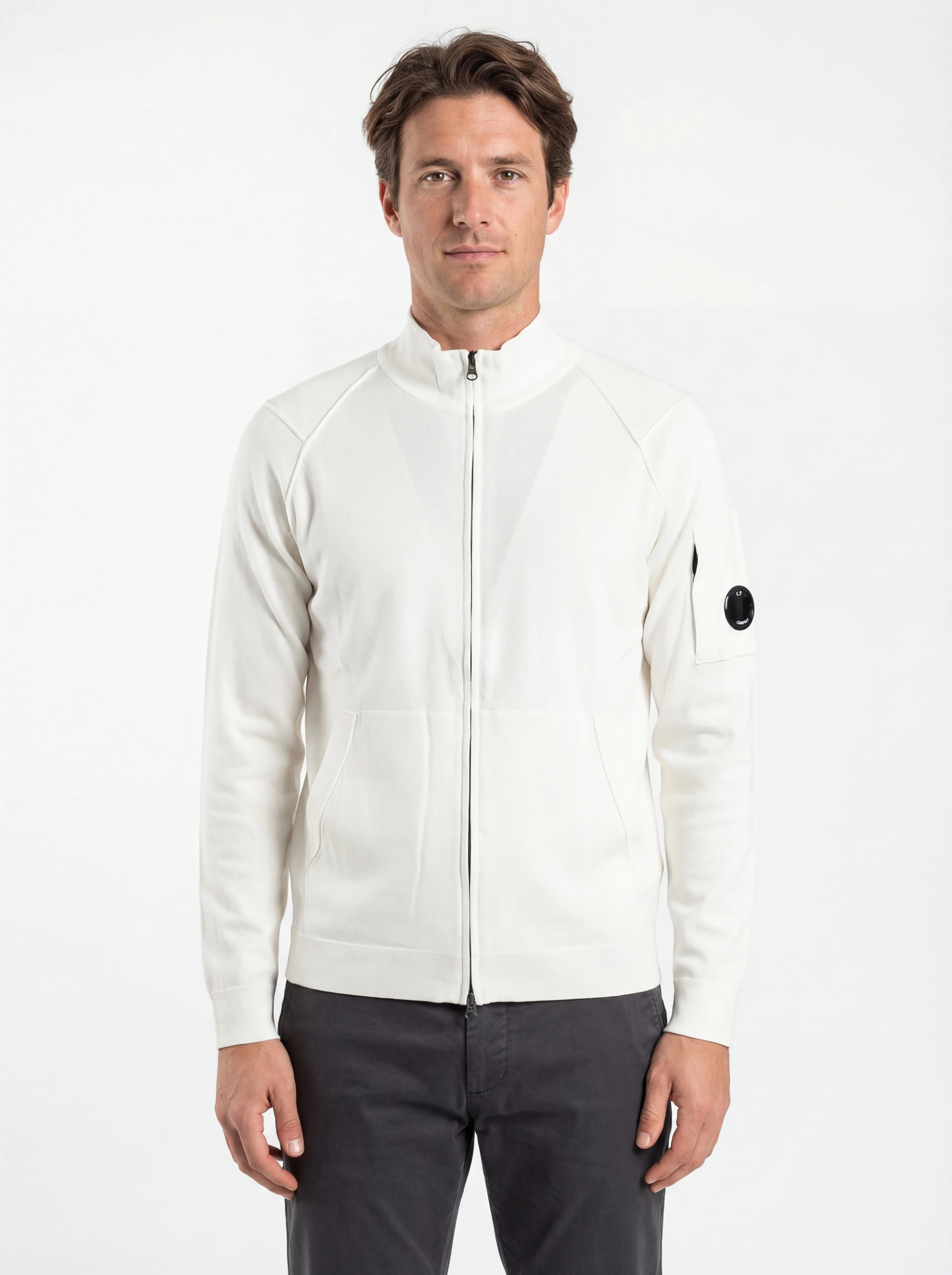 Vista da dietro, modello con cardigan bianco zip spalla raglan C.P. Company da uomo