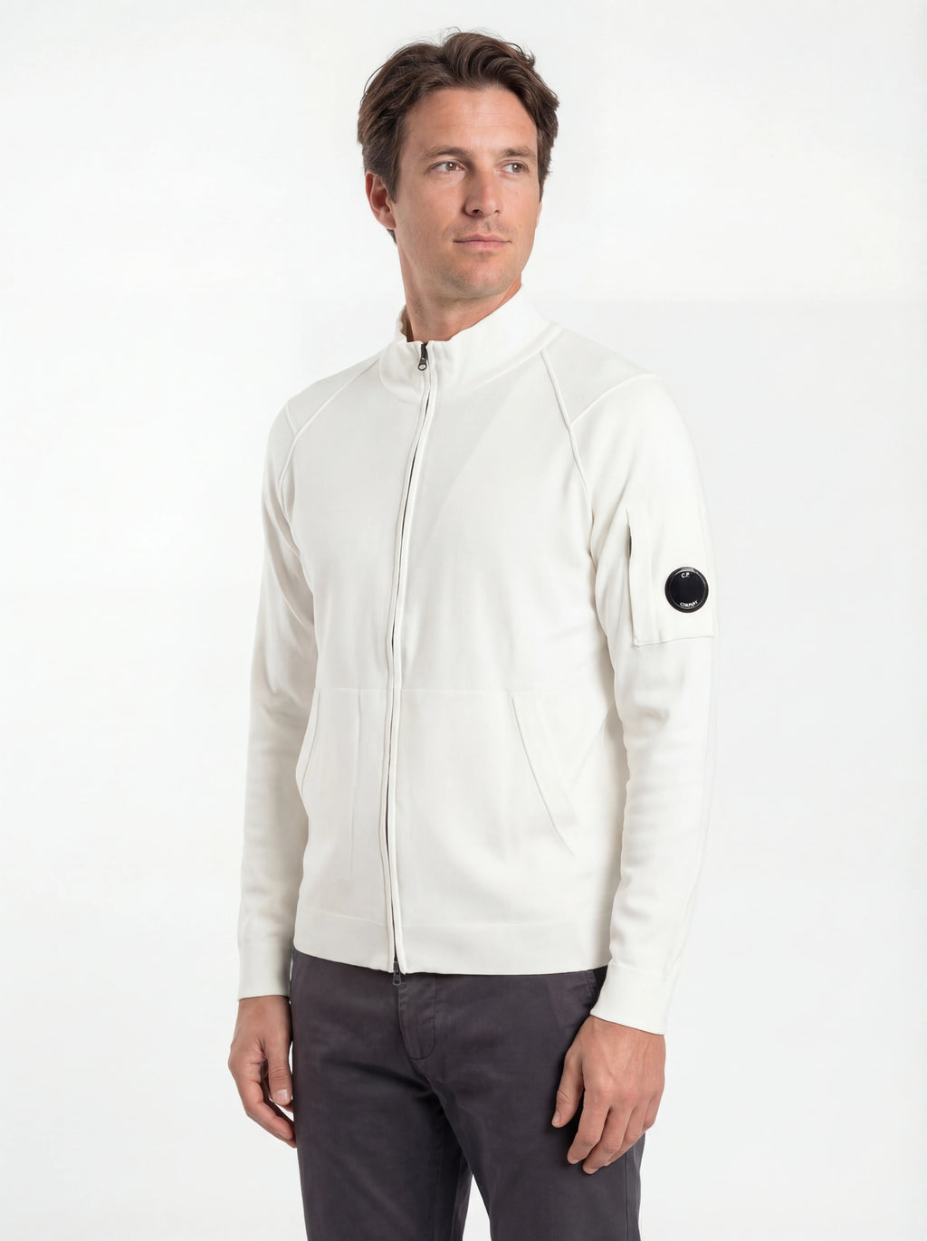 Modello indossa cardigan bianco zip spalla raglan C.P. Company da uomo