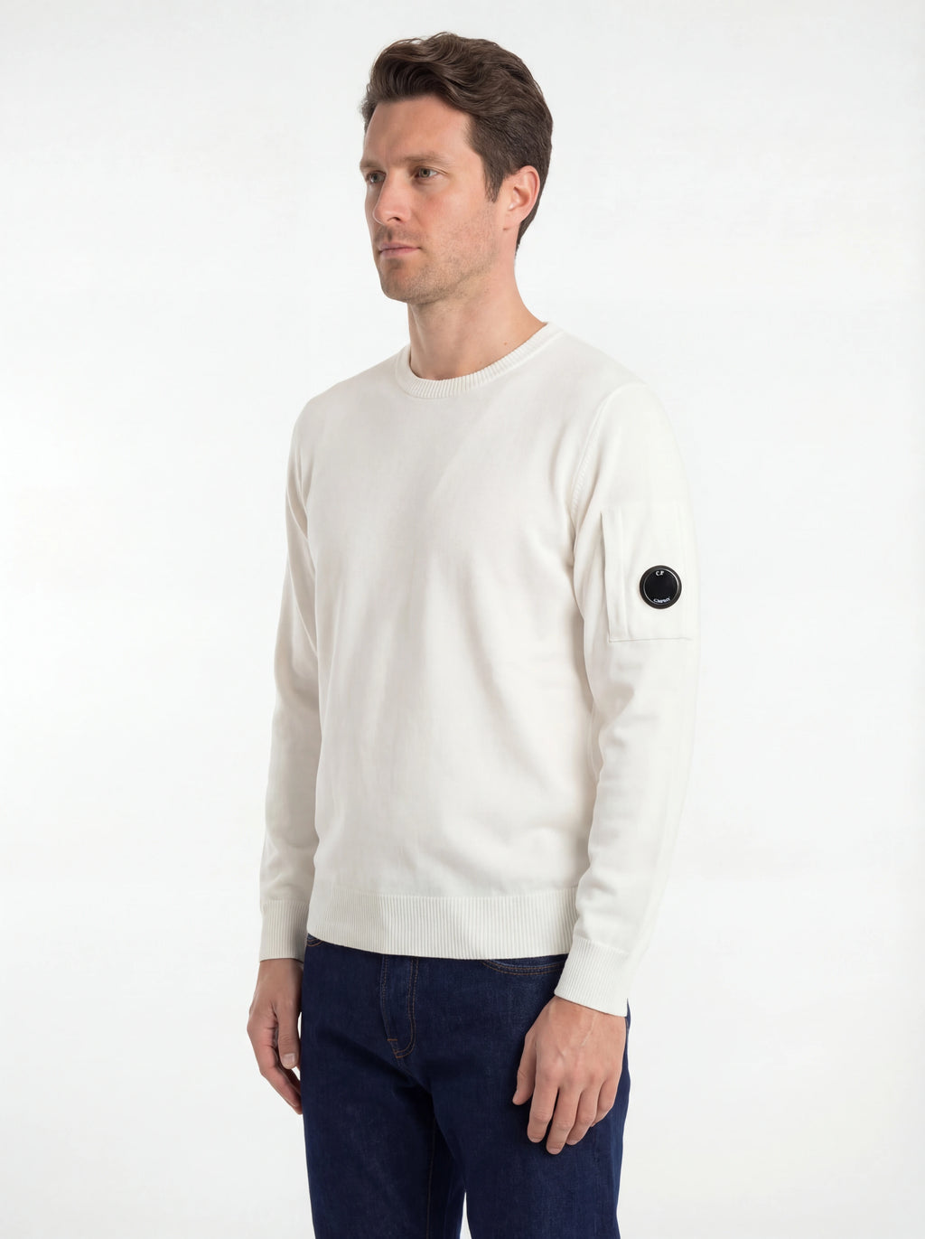 Modello indossa maglia girocollo bianco C.P. Company da uomo in cotone