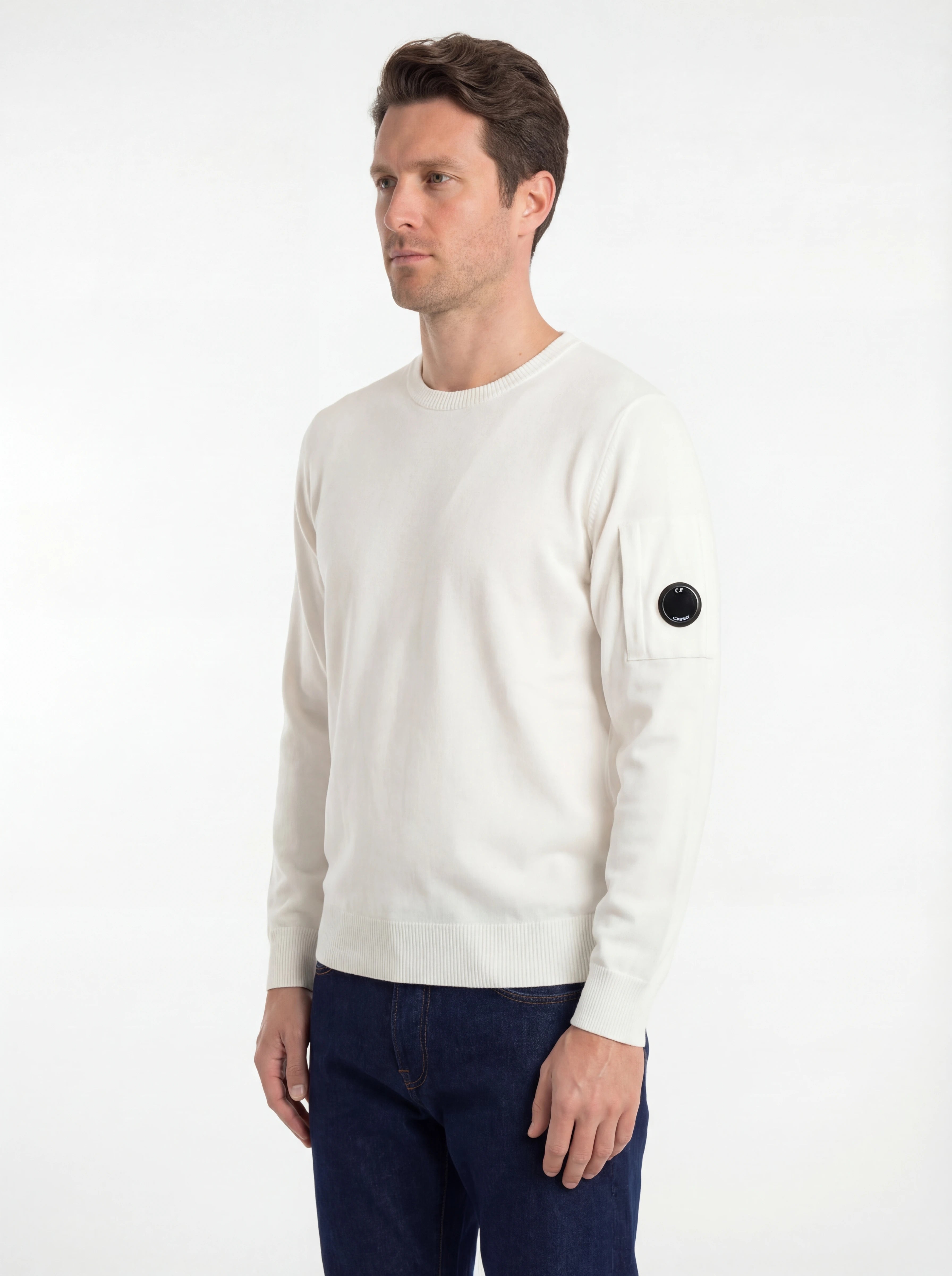 Modello indossa maglia girocollo bianco C.P. Company da uomo in cotone