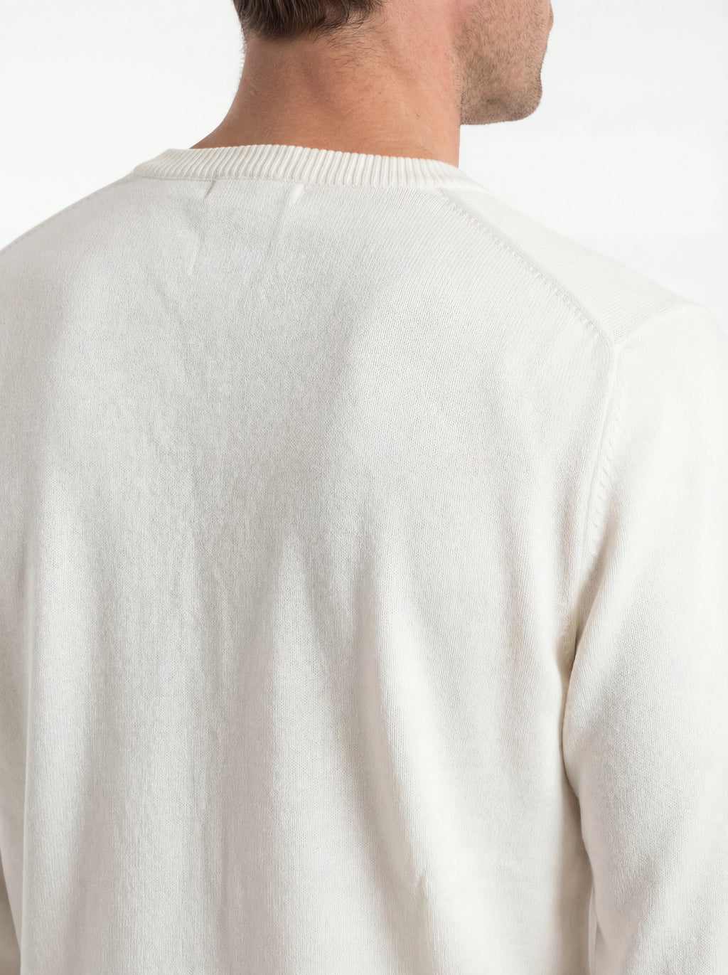 Dettaglio maglia girocollo bianco C.P. Company da uomo in cotone