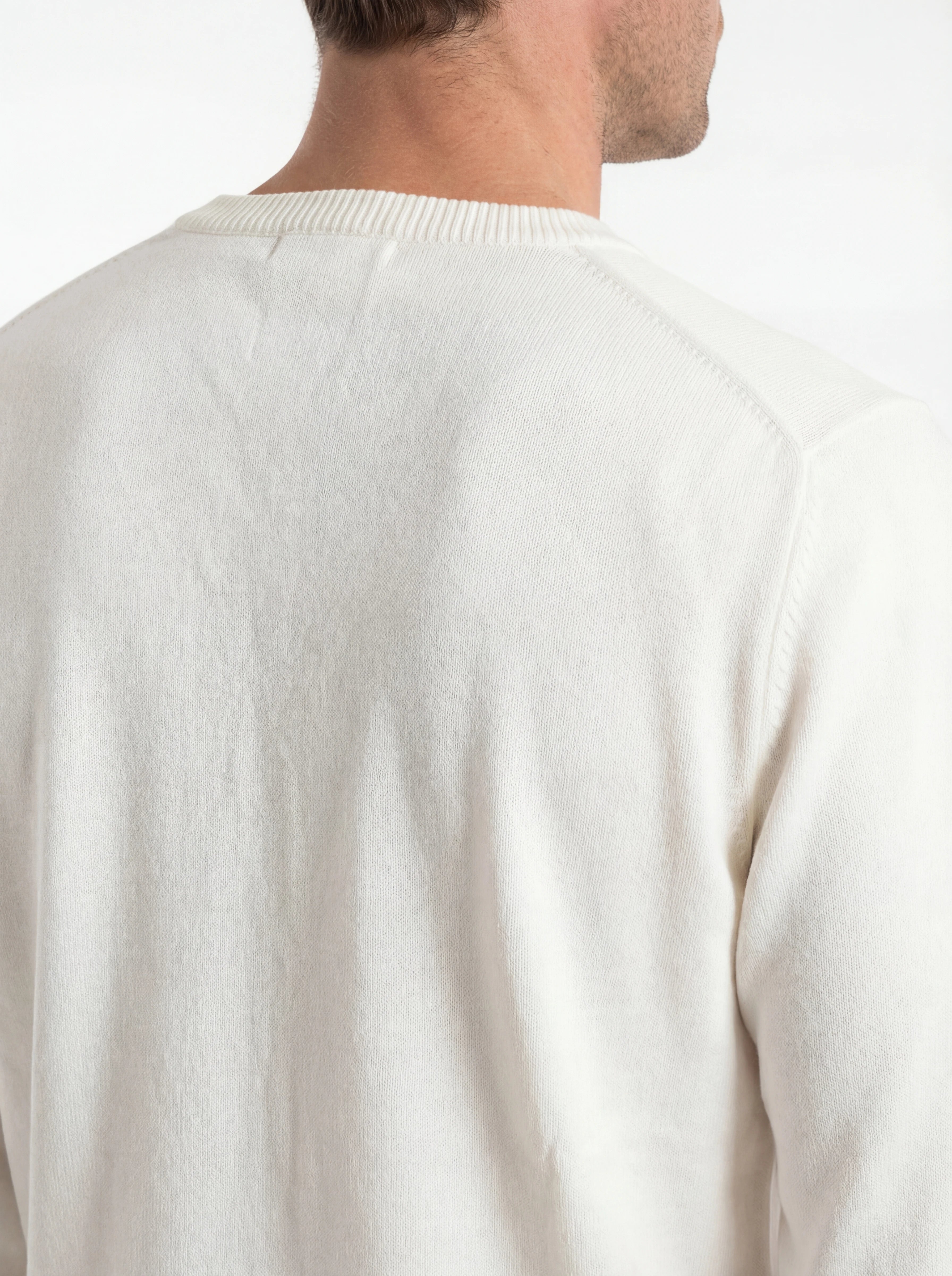 Dettaglio maglia girocollo bianco C.P. Company da uomo in cotone