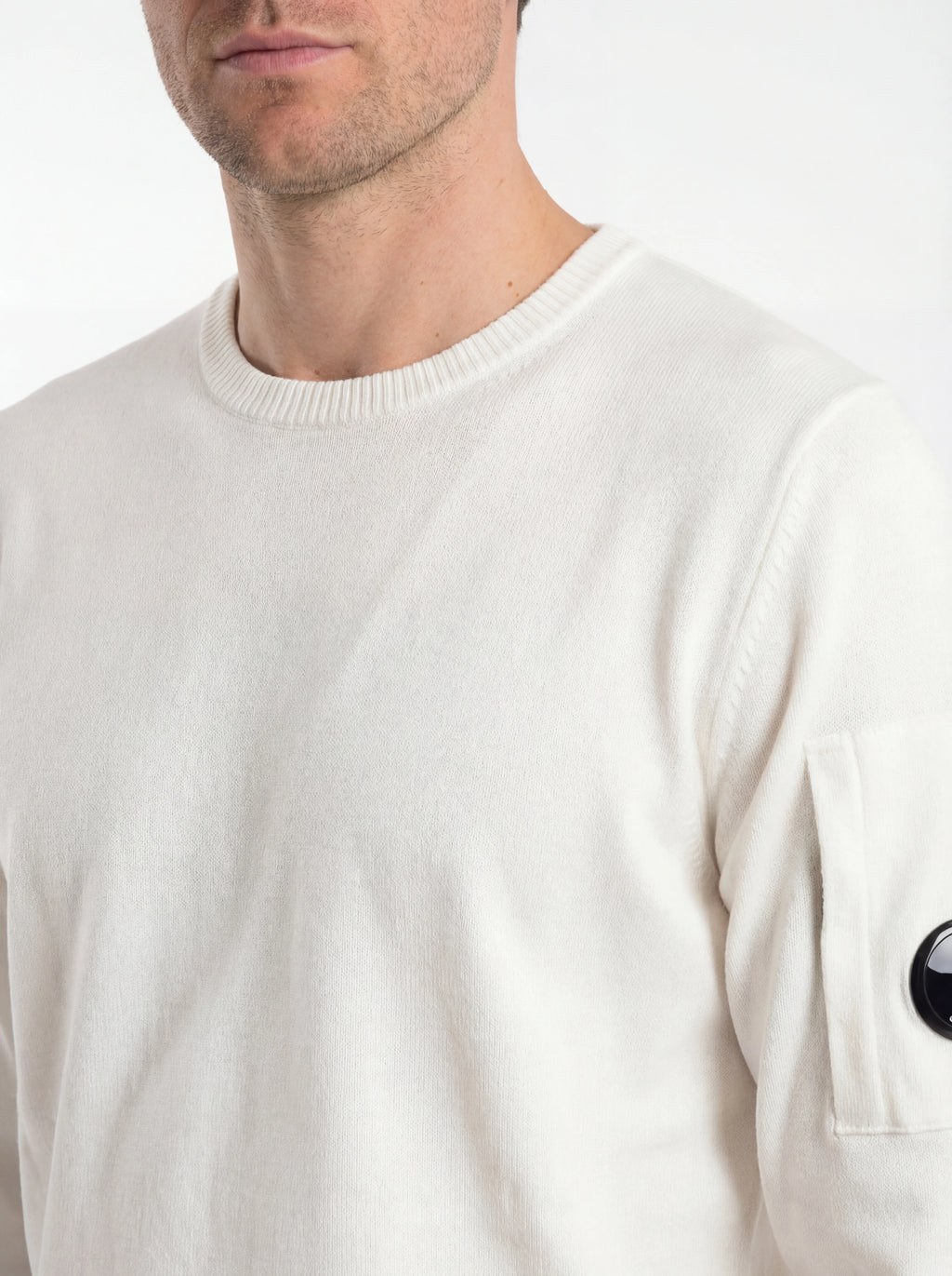 Vista da dietro, modello con maglia girocollo bianco C.P. Company da uomo in cotone