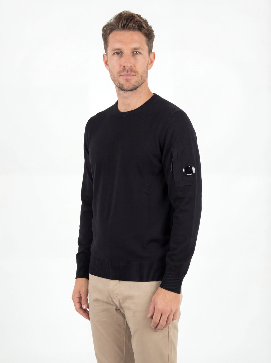 Modello indossa maglia girocollo nero C.P. Company da uomo in cotone