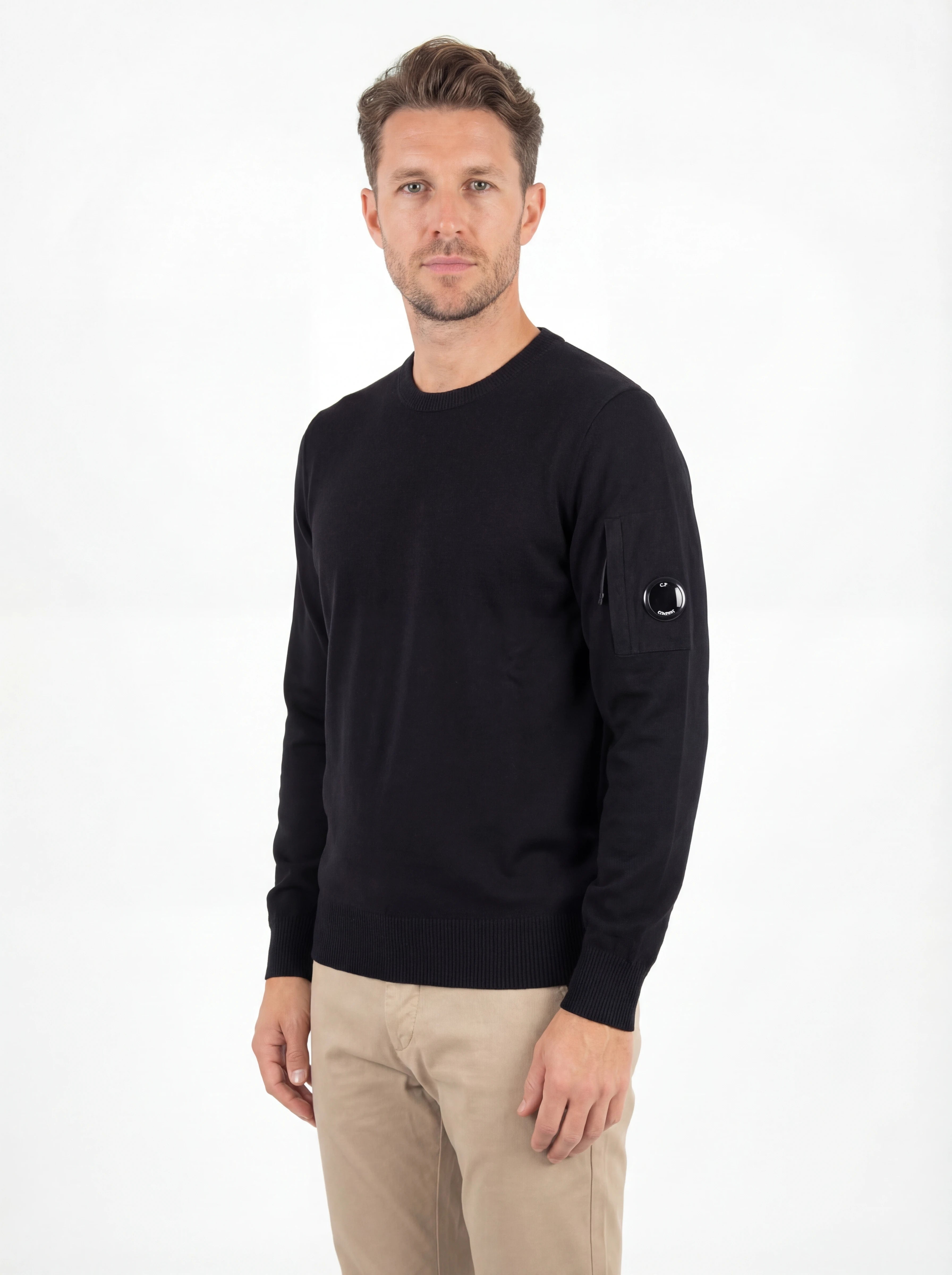 Modello indossa maglia girocollo nero C.P. Company da uomo in cotone