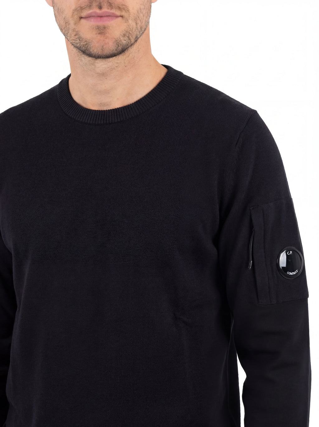 Vista da dietro, modello con maglia girocollo nero C.P. Company da uomo in cotone