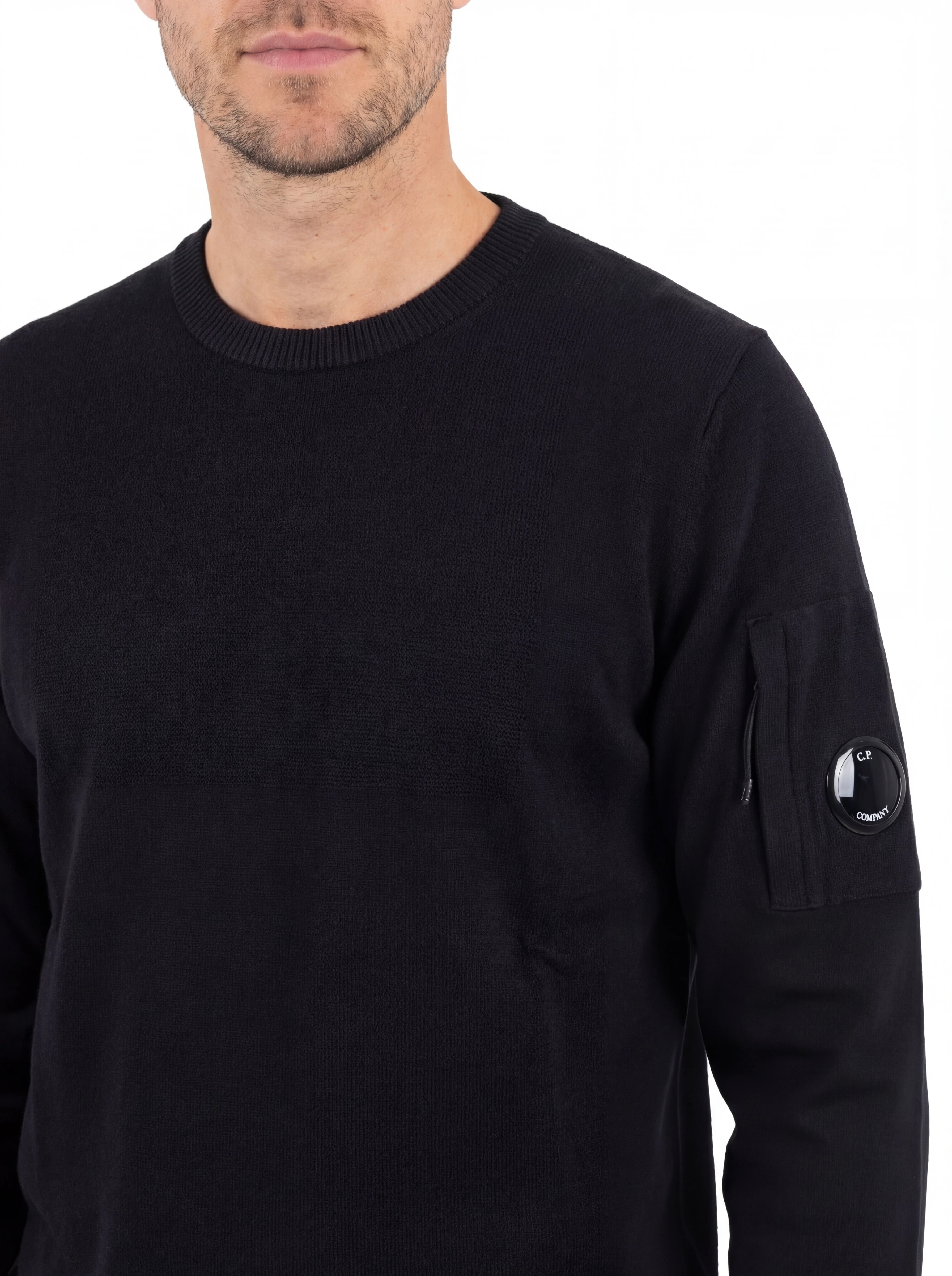 Vista da dietro, modello con maglia girocollo nero C.P. Company da uomo in cotone