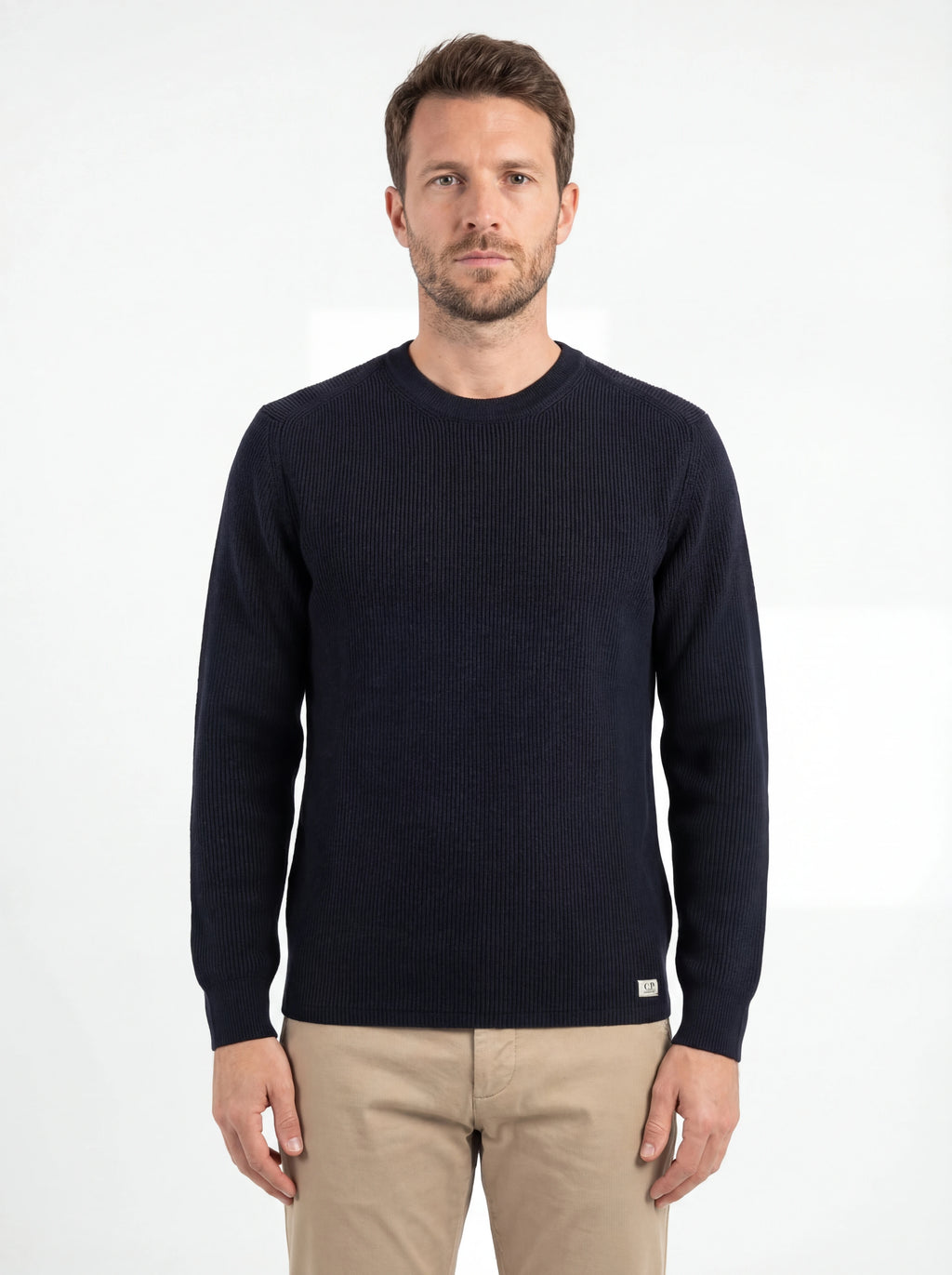 Modello a 45° con maglione blu a costine C.P. Company da uomo in lana merino