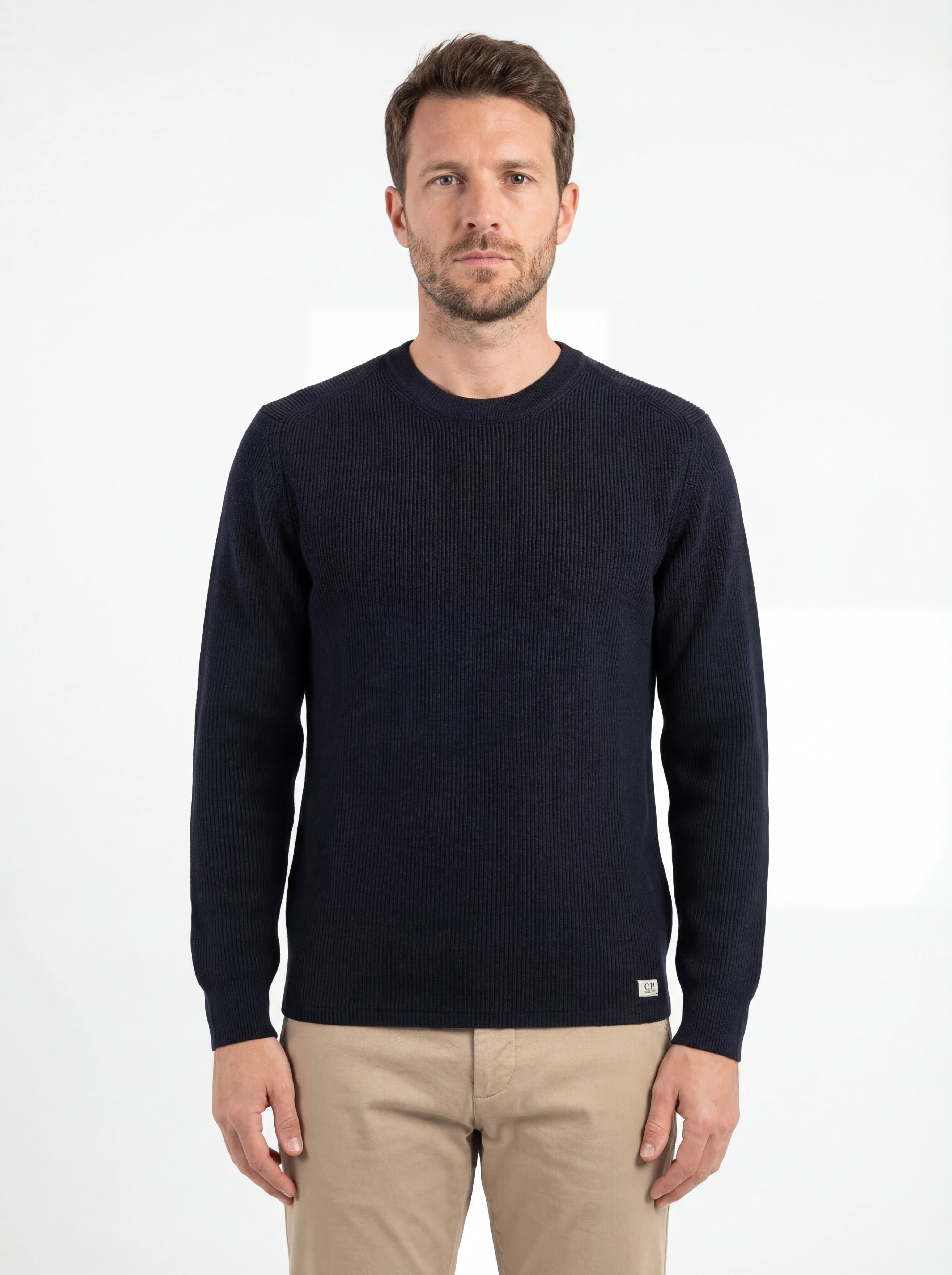 Modello a 45° con maglione blu a costine C.P. Company da uomo in lana merino