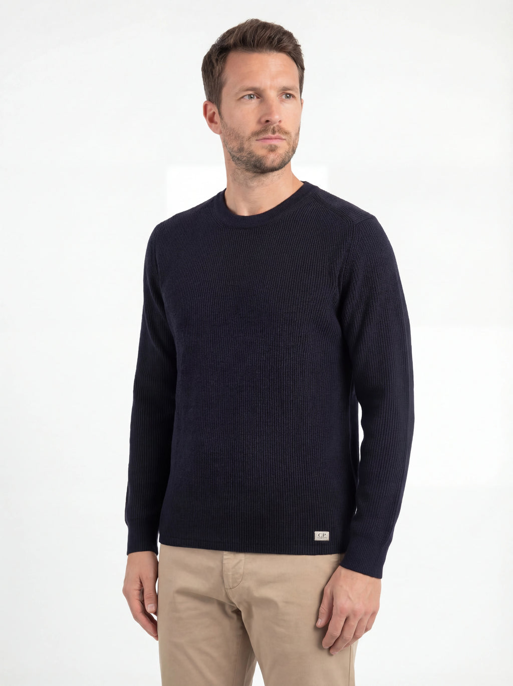 Modello indossa maglione blu a costine C.P. Company da uomo in lana merino