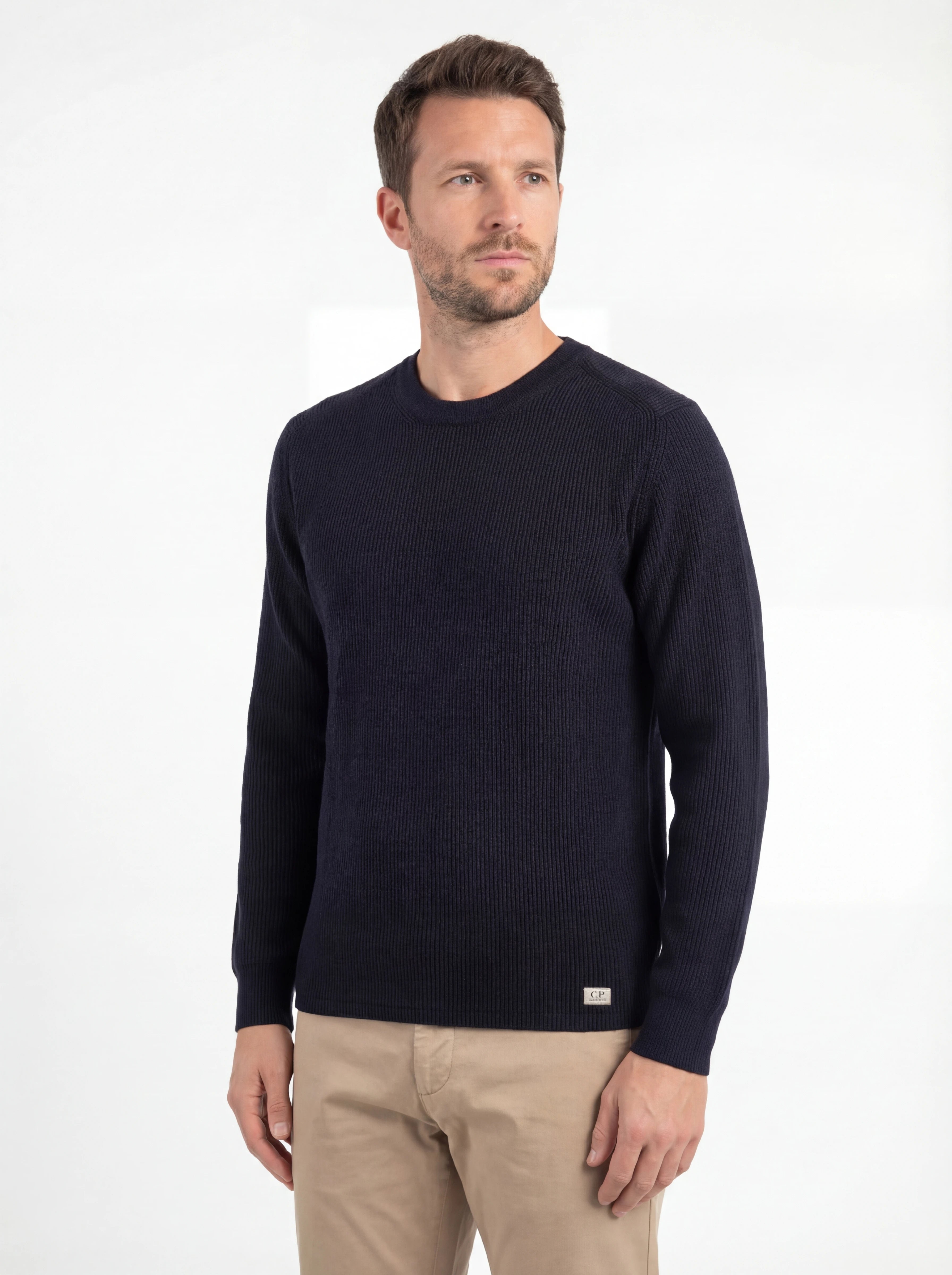 Modello indossa maglione blu a costine C.P. Company da uomo in lana merino