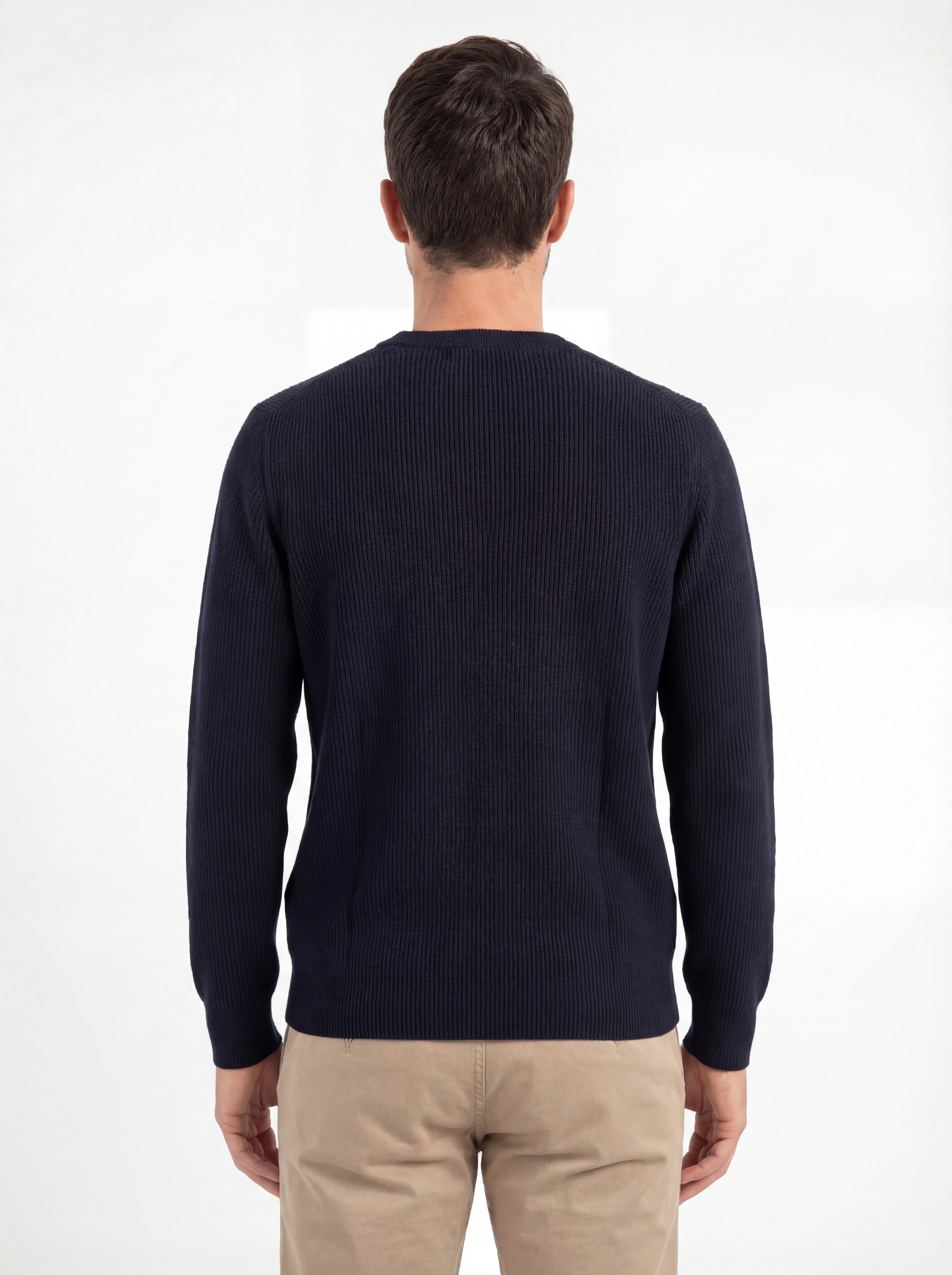 Vista da dietro, modello con maglione blu a costine C.P. Company da uomo in lana merino