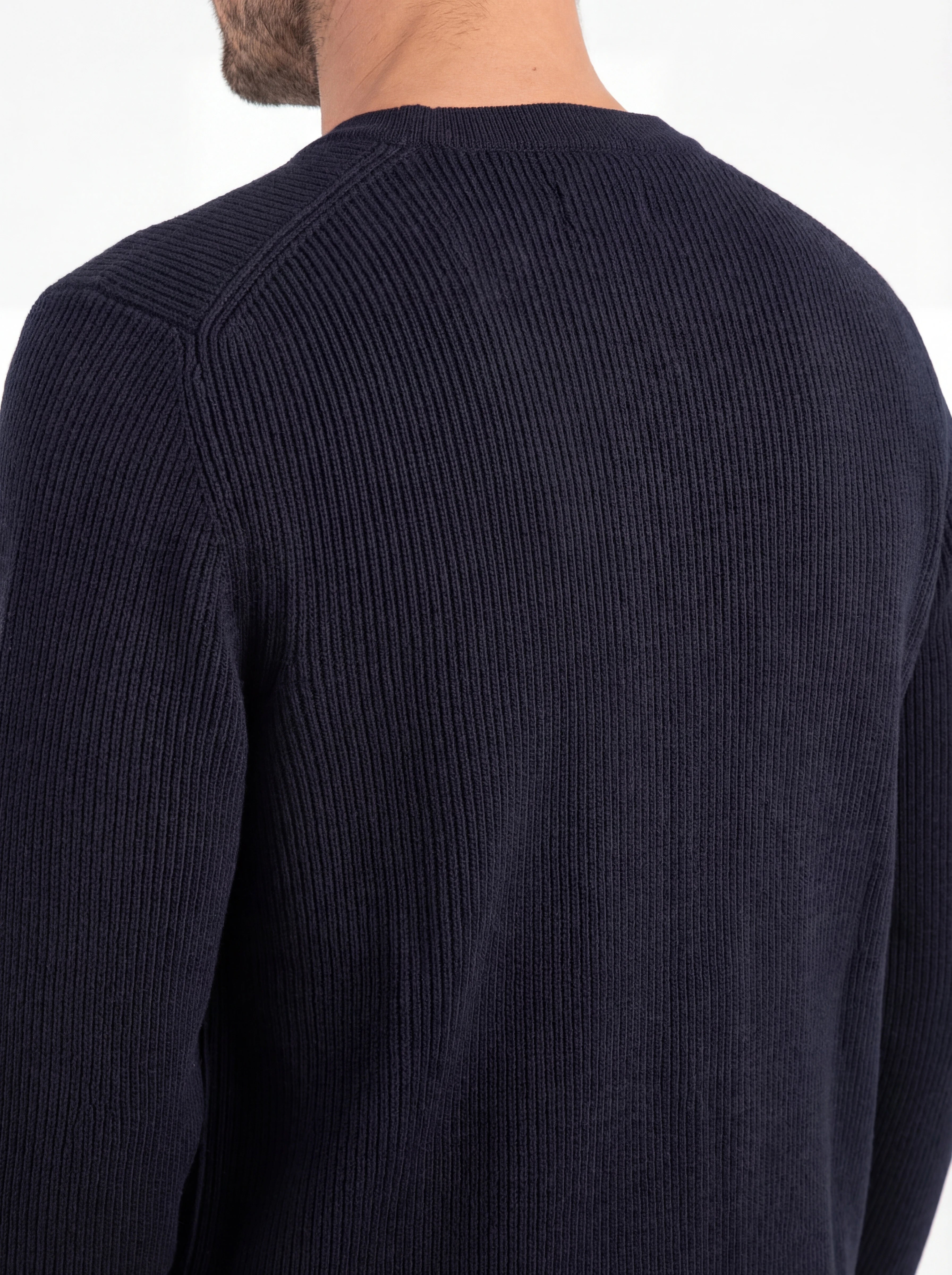 Dettaglio maglione blu a costine C.P. Company da uomo in lana merino