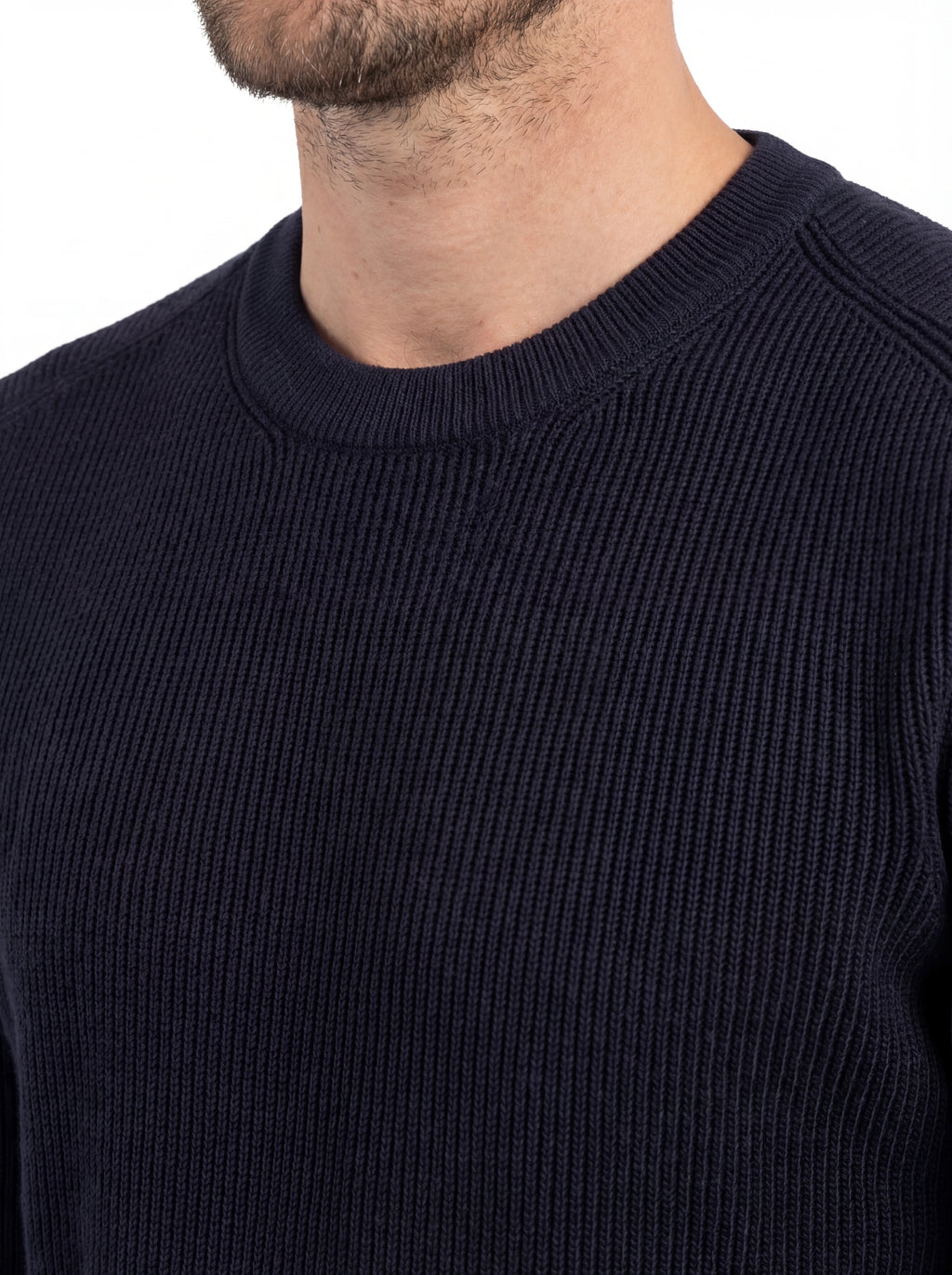 Dettaglio maglione blu a costine C.P. Company da uomo in lana merino