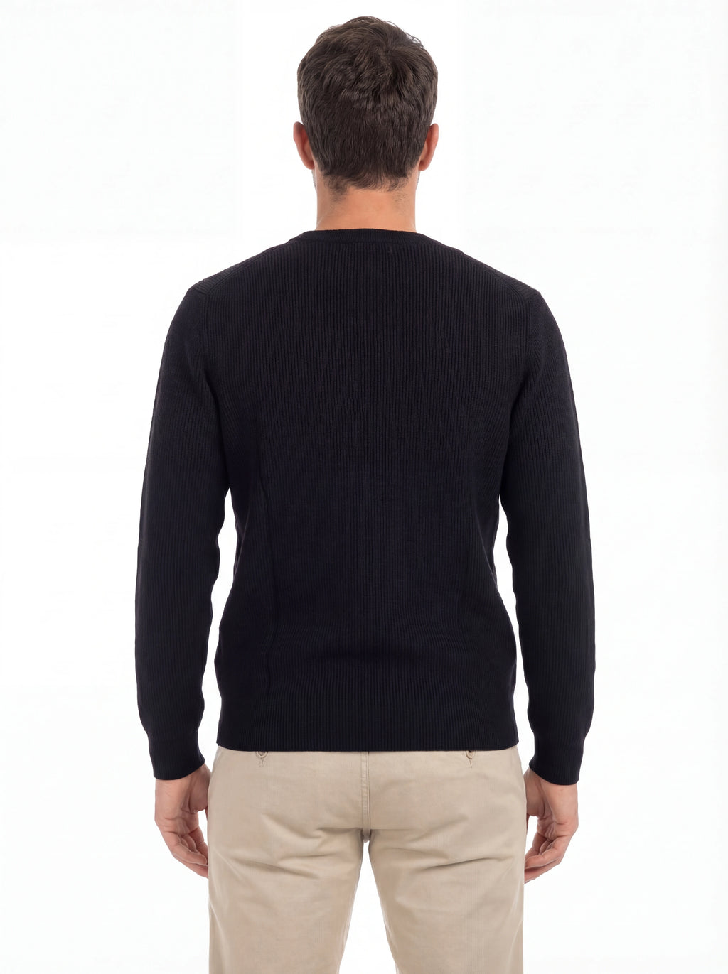 Modello a 45° con maglione nero a costine C.P. Company da uomo in lana merino