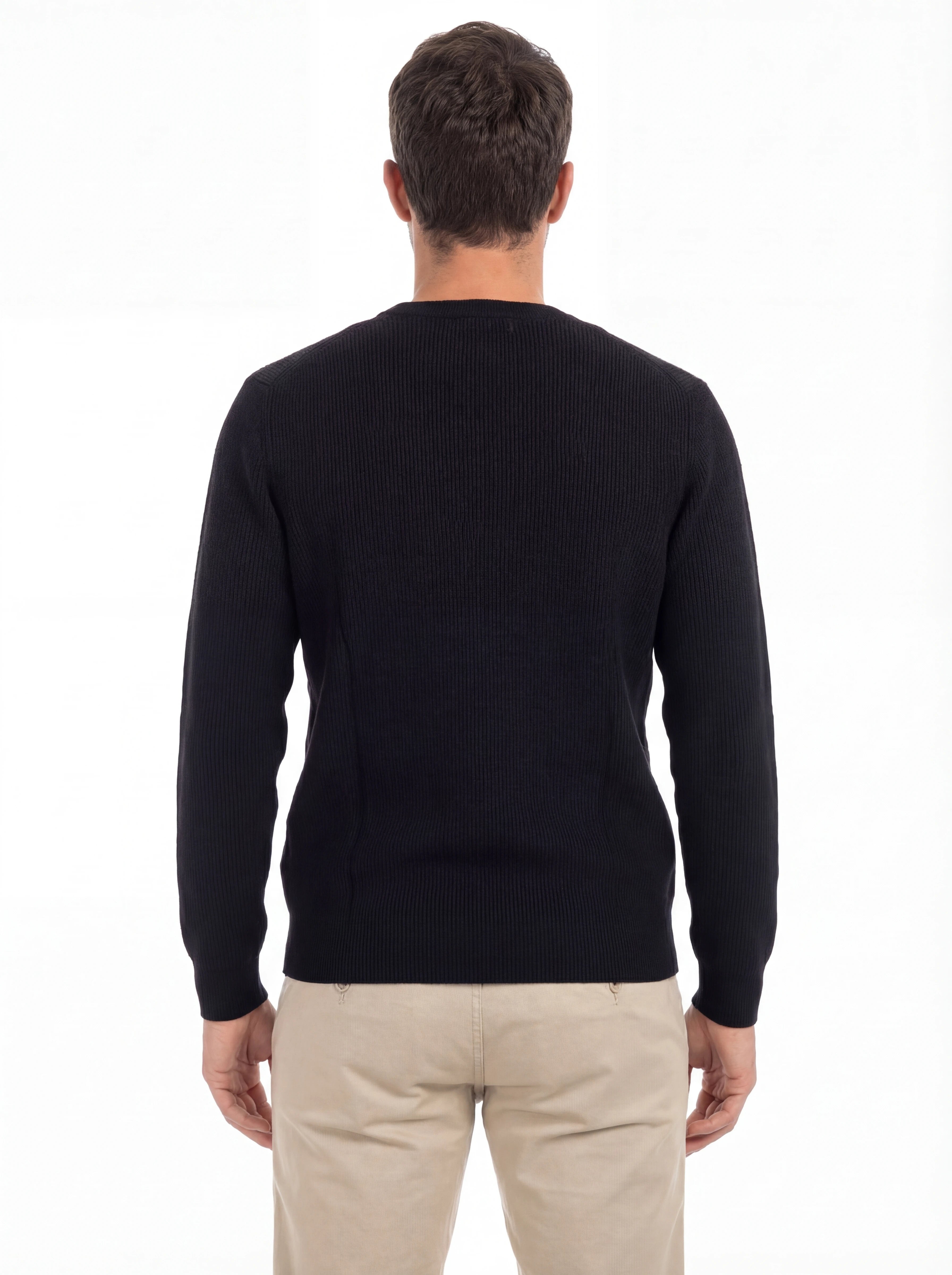 Modello a 45° con maglione nero a costine C.P. Company da uomo in lana merino