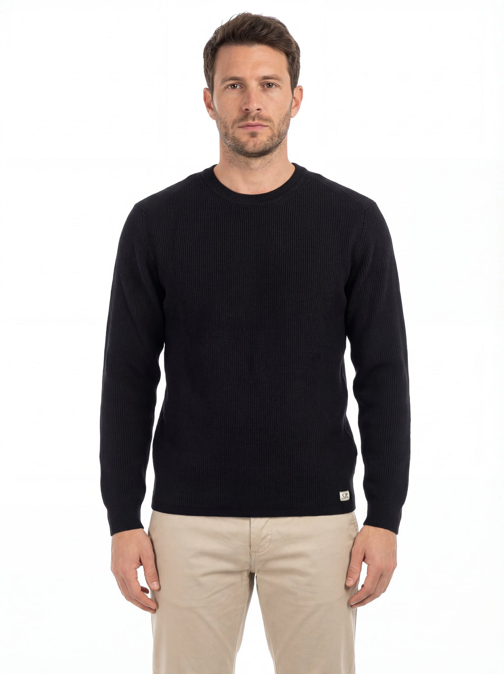 Vista da dietro, modello con maglione nero a costine C.P. Company da uomo in lana merino