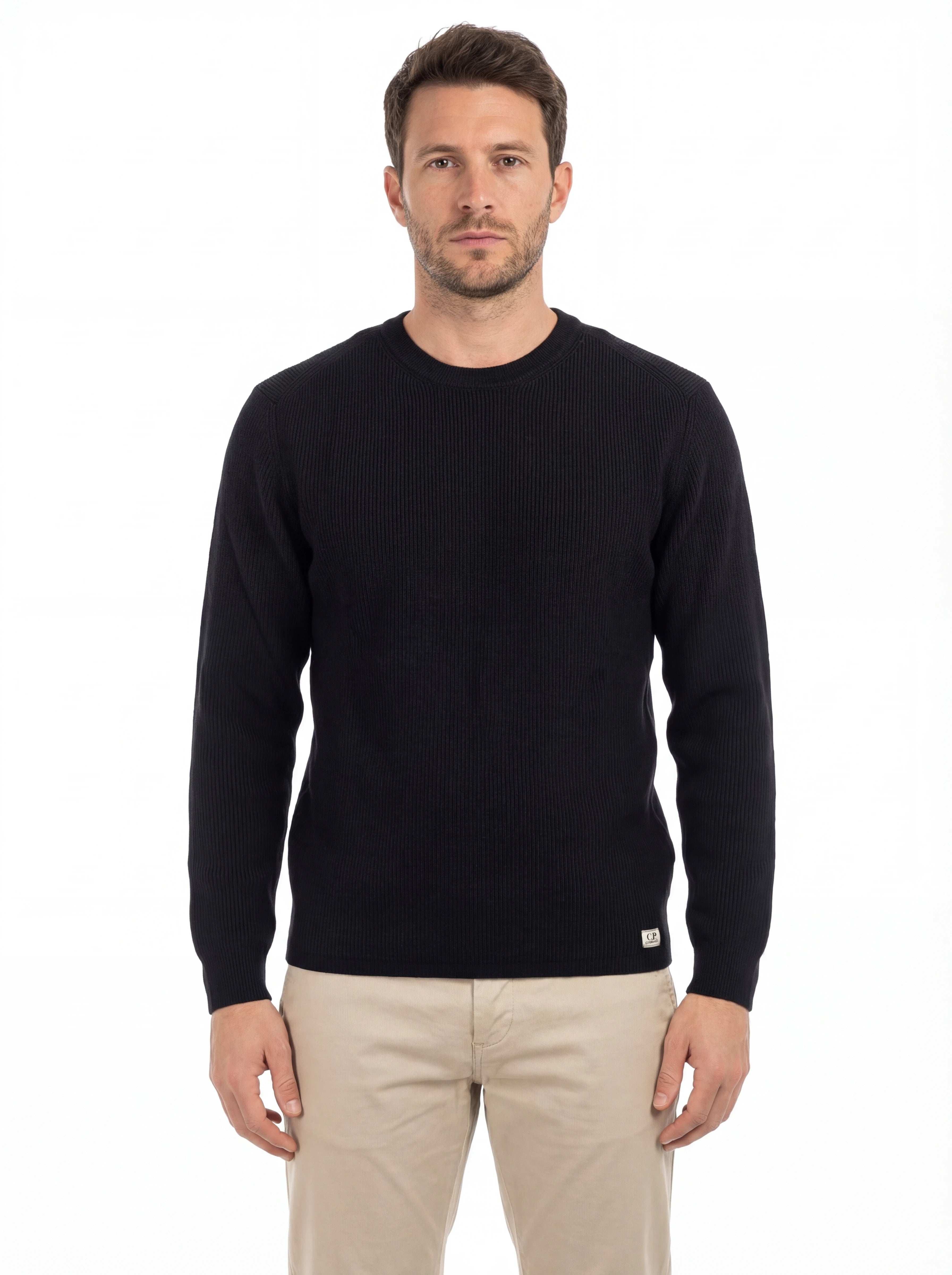 Vista da dietro, modello con maglione nero a costine C.P. Company da uomo in lana merino