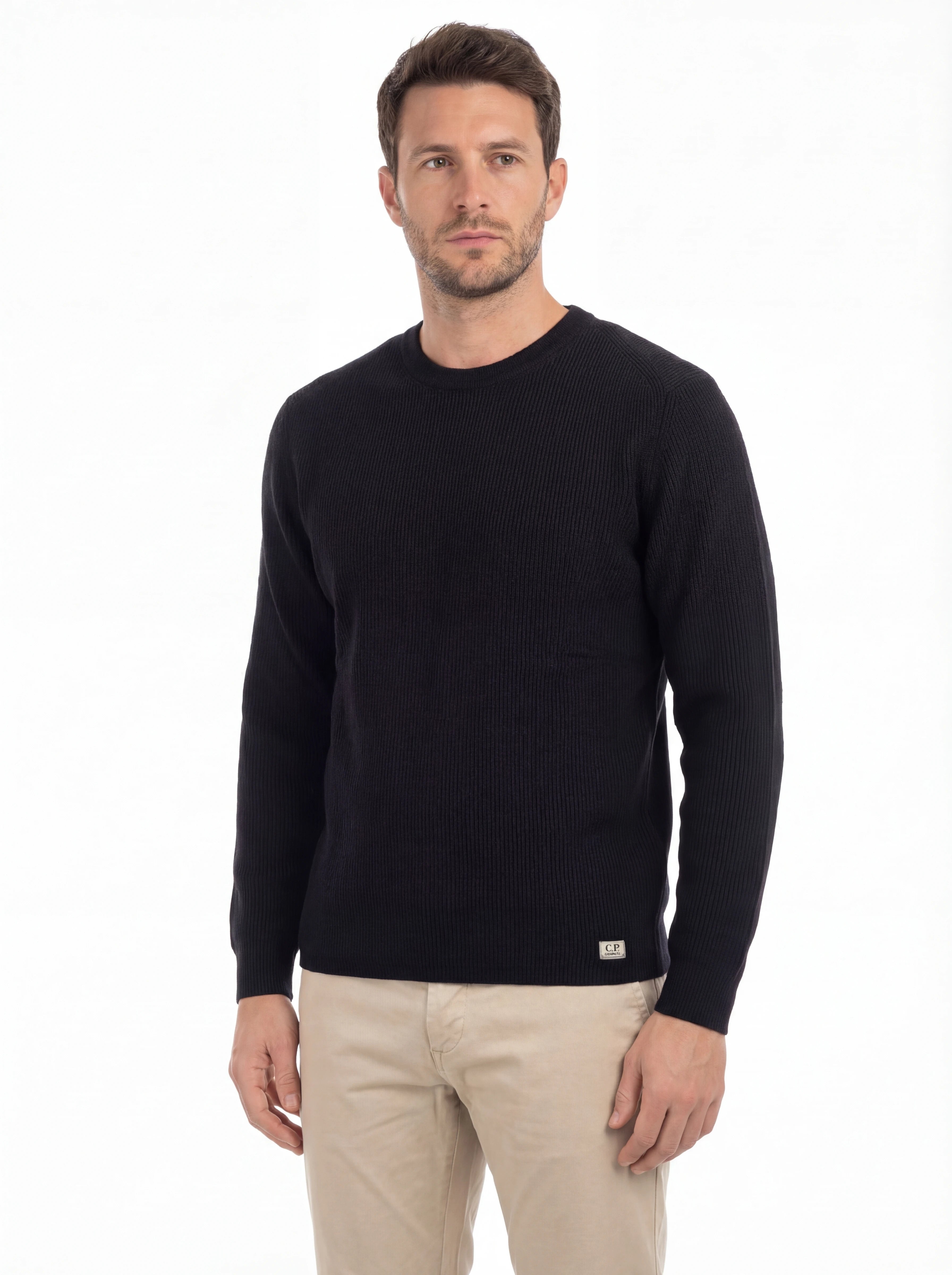 Modello indossa maglione nero a costine C.P. Company da uomo in lana merino