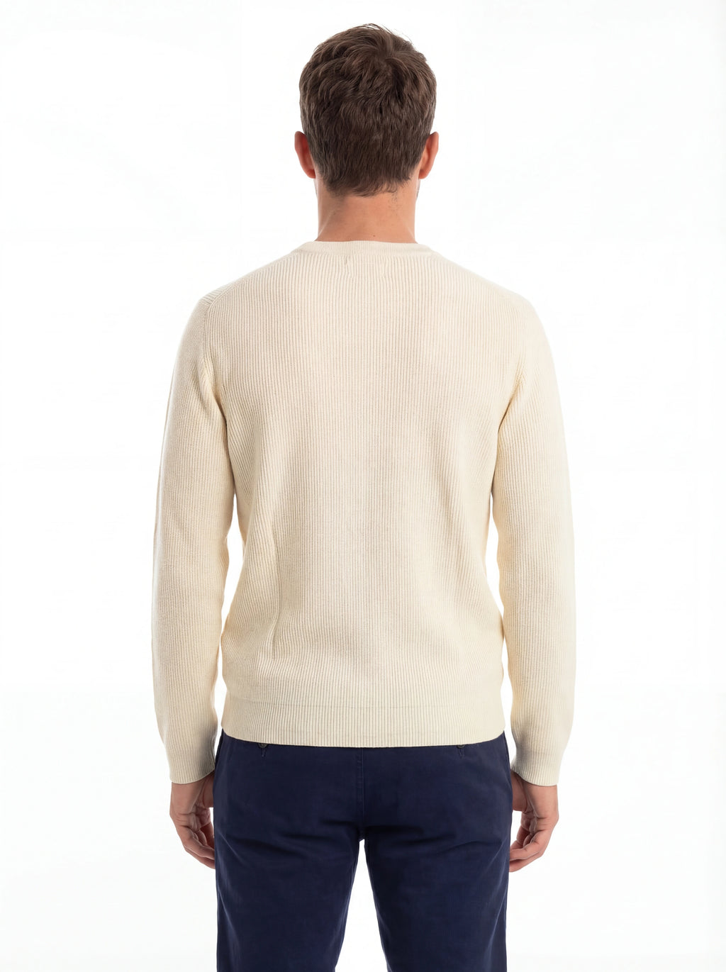 Modello a 45° con maglione bianco a costine C.P. Company da uomo in lana merino