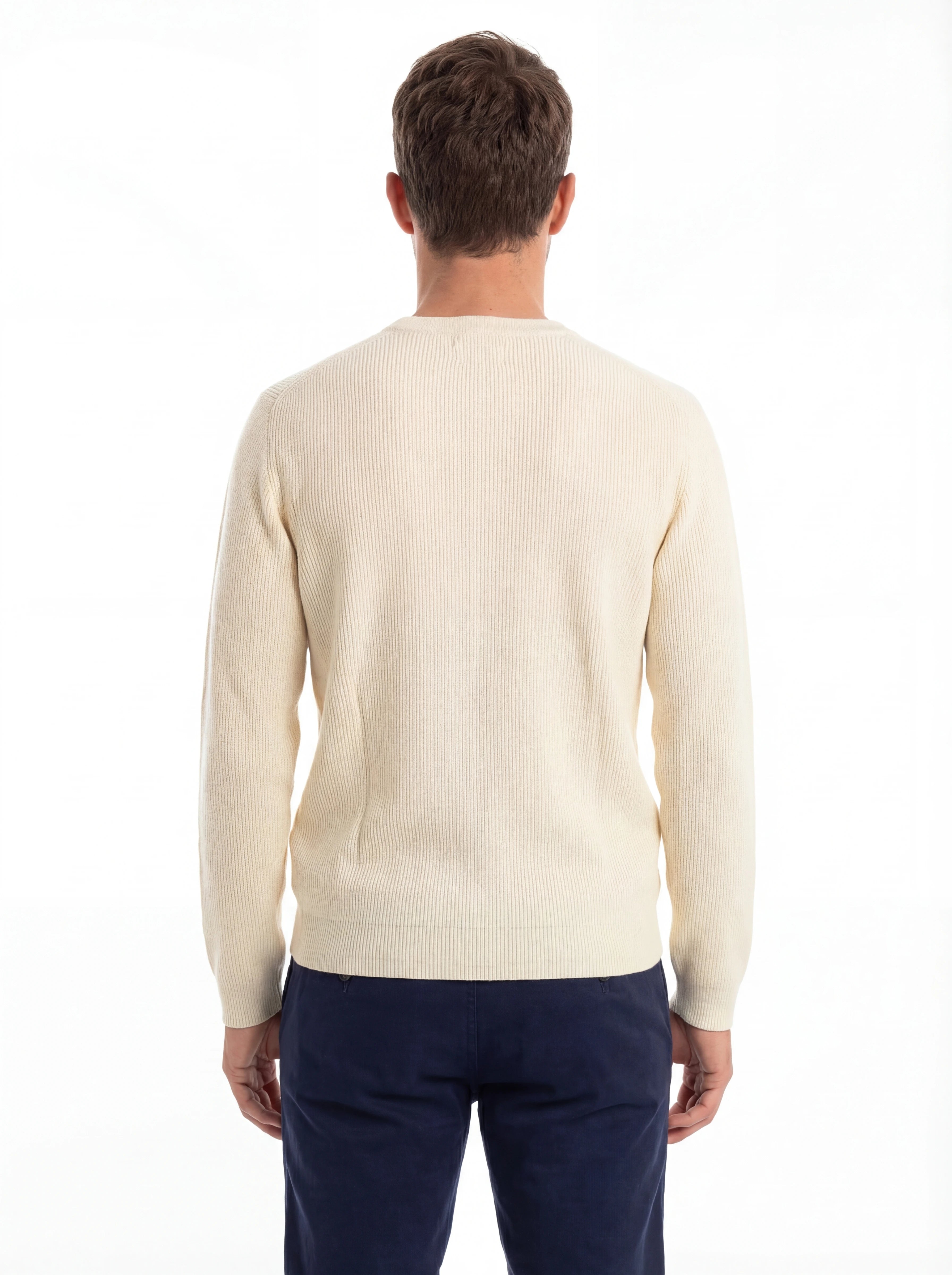 Modello a 45° con maglione bianco a costine C.P. Company da uomo in lana merino