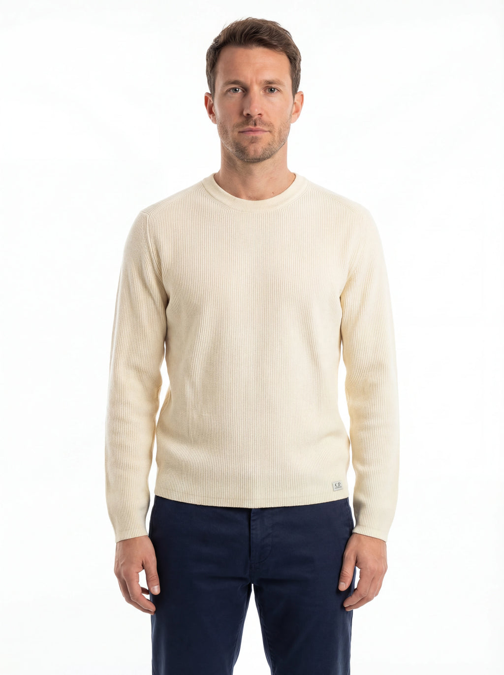 Vista da dietro, modello con maglione bianco a costine C.P. Company da uomo in lana merino