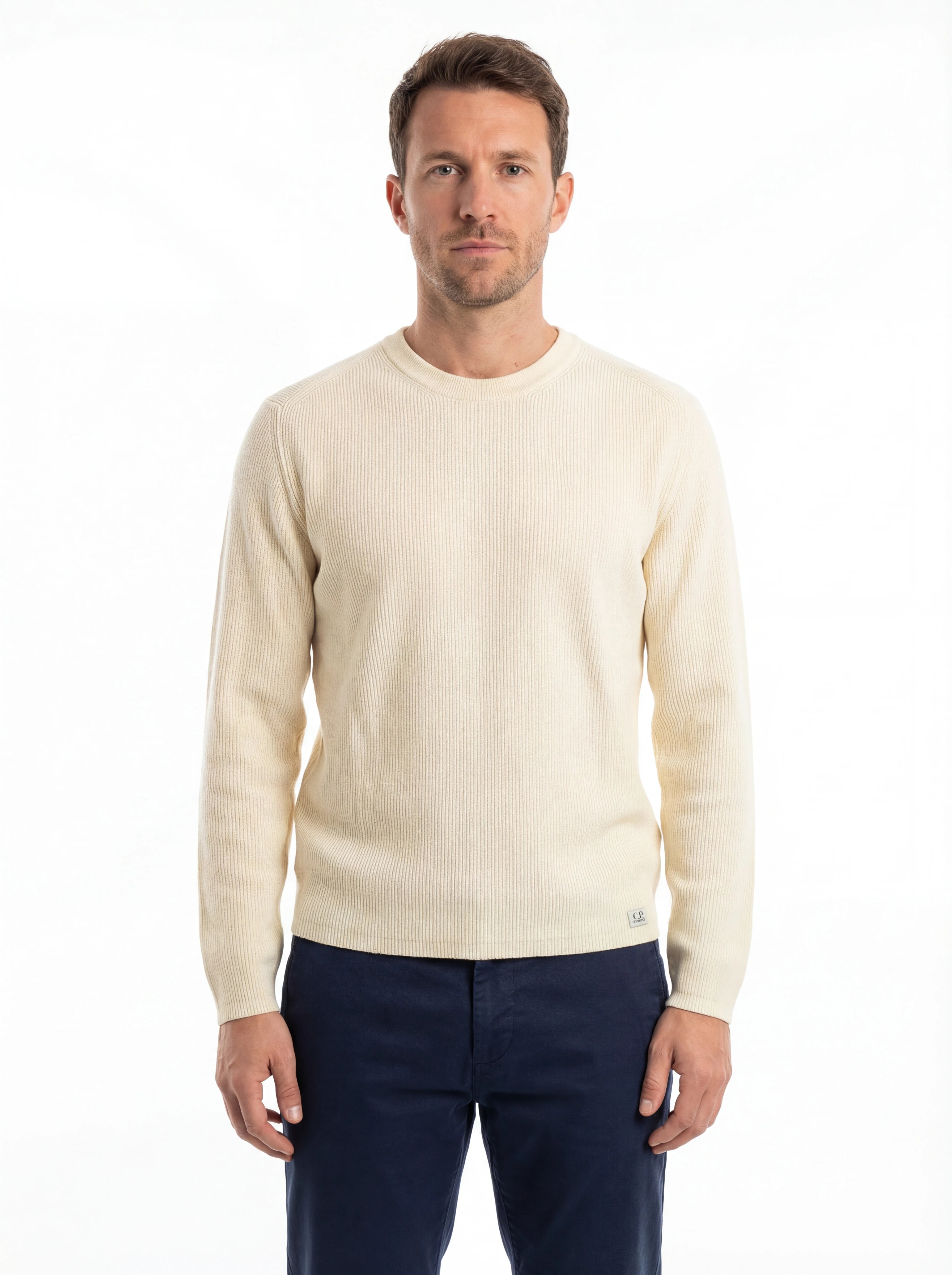 Vista da dietro, modello con maglione bianco a costine C.P. Company da uomo in lana merino