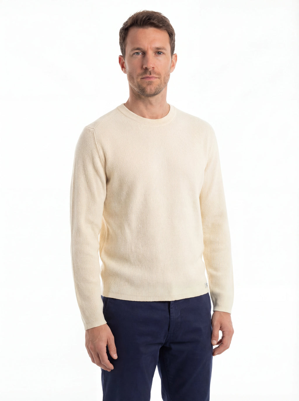Modello indossa maglione bianco a costine C.P. Company da uomo in lana merino