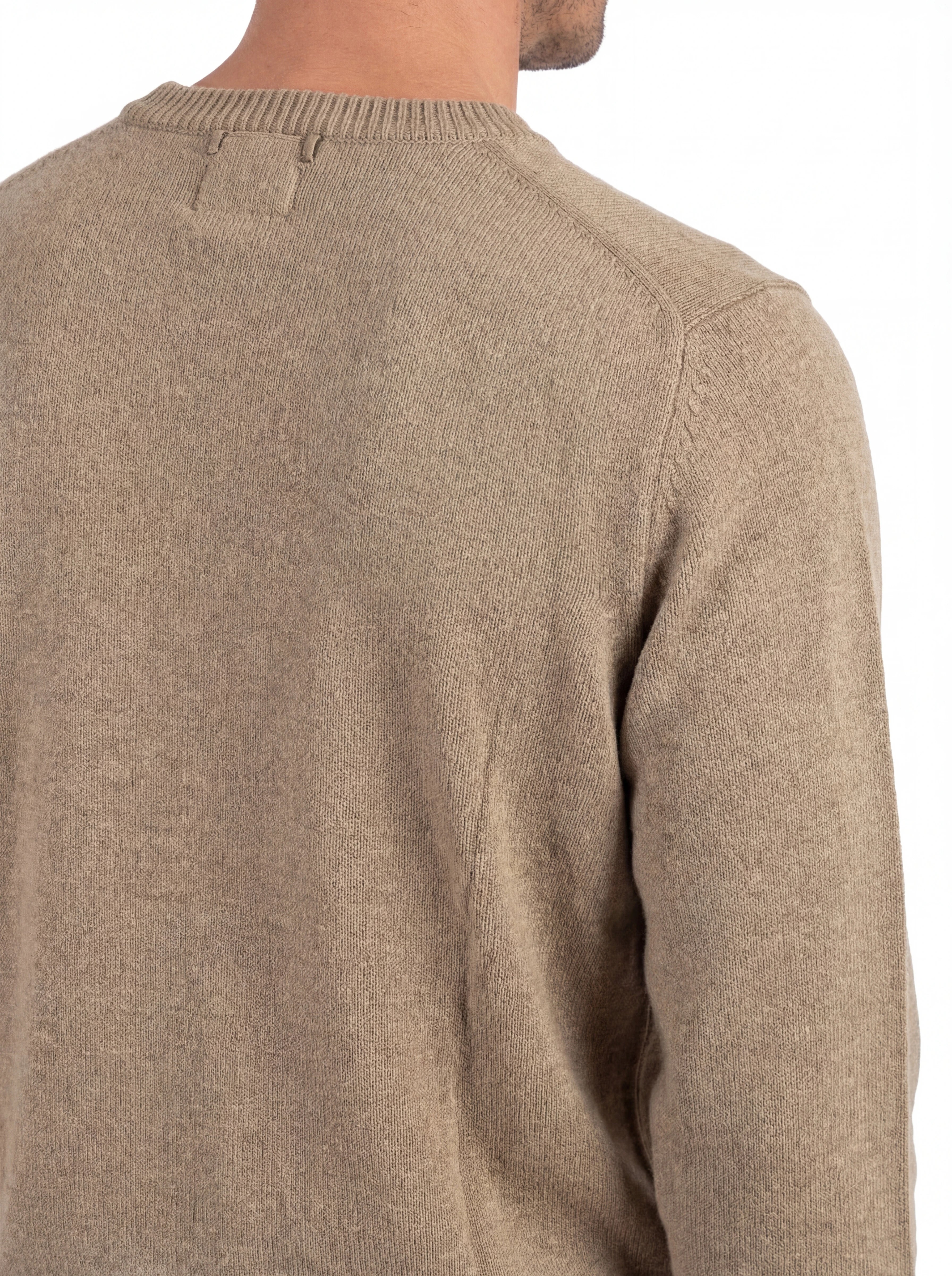 Vista da dietro, modello con maglia girocollo cammello taschino con lente taschino C.P. Company da uomo in cotone