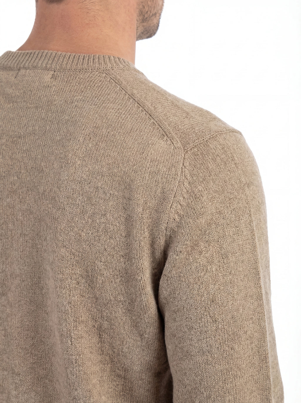 Close-up dettagli, maglia girocollo cammello taschino con lente taschino C.P. Company da uomo in cotone