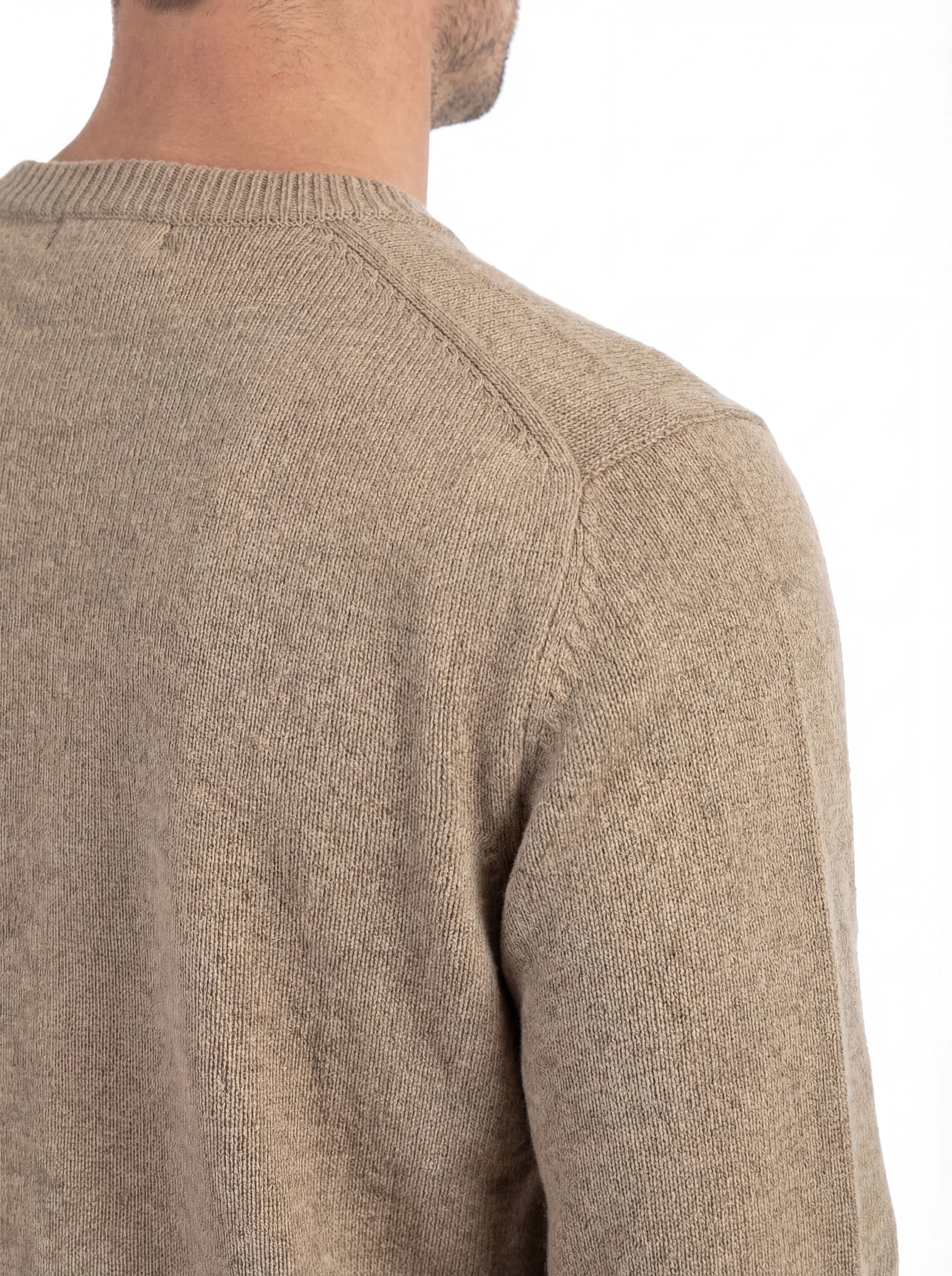 Close-up dettagli, maglia girocollo cammello taschino con lente taschino C.P. Company da uomo in cotone