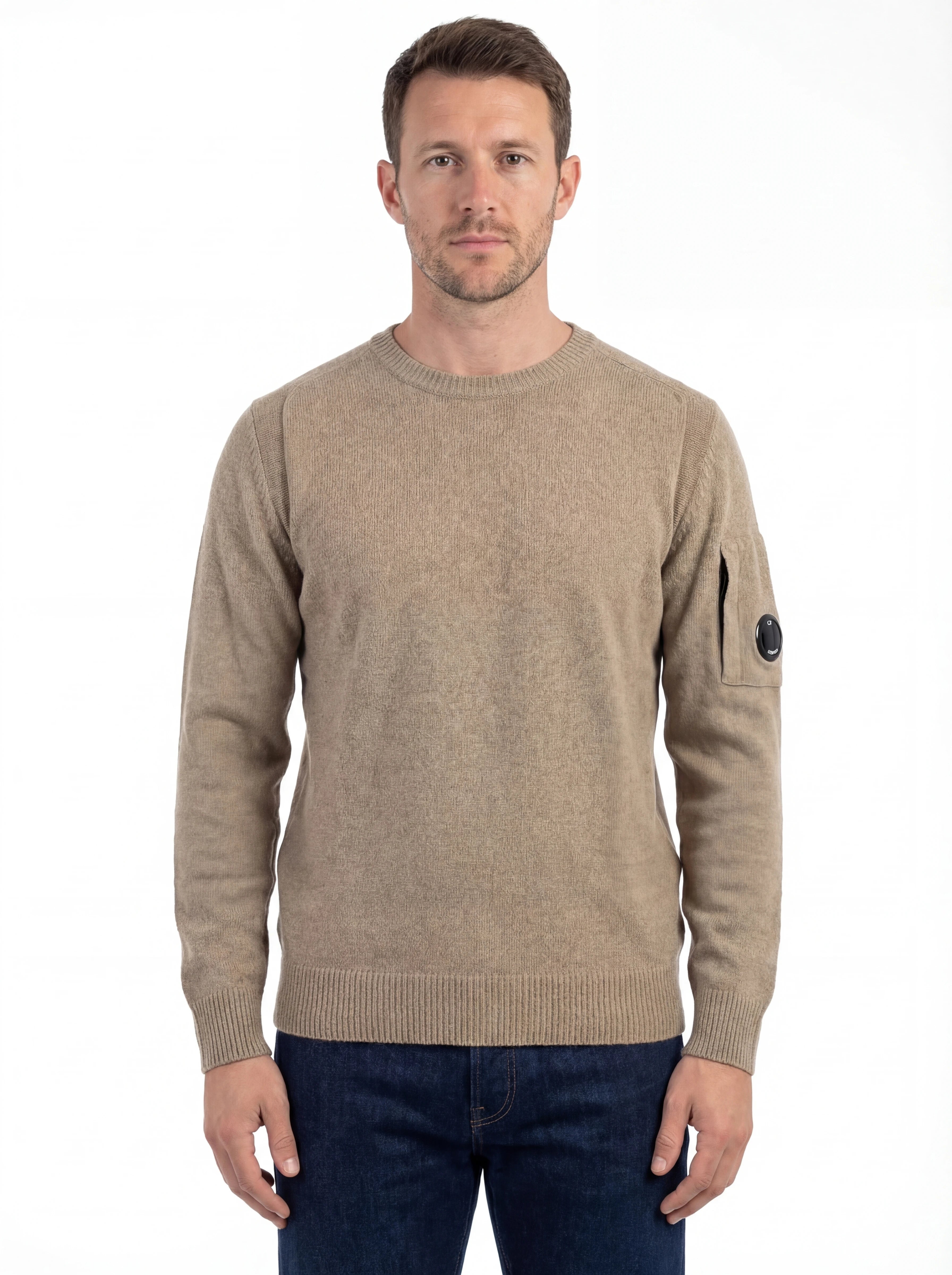 Dettaglio maglia girocollo cammello taschino con lente taschino C.P. Company da uomo in cotone