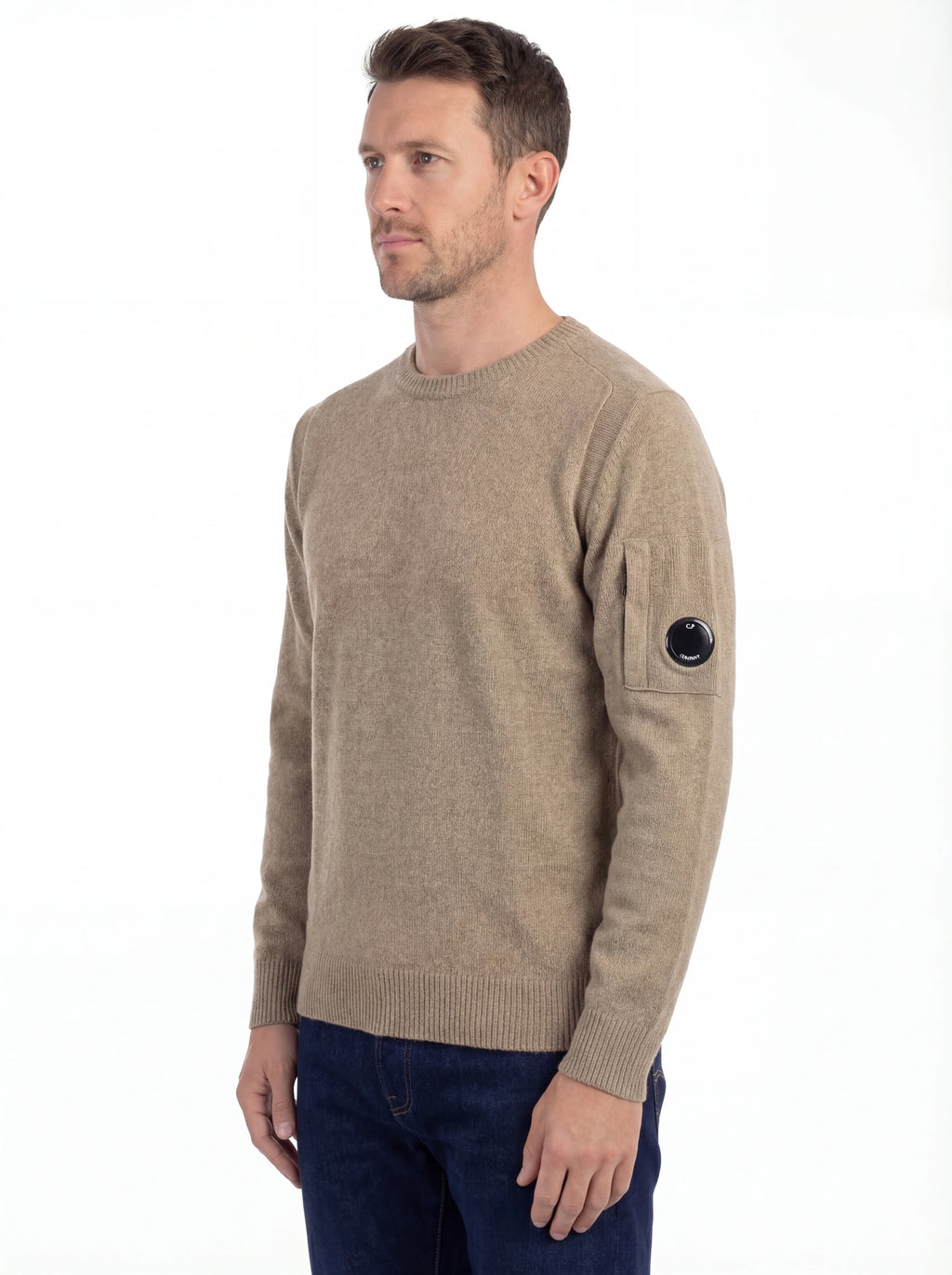 Modello indossa maglia girocollo cammello taschino con lente taschino C.P. Company da uomo in cotone