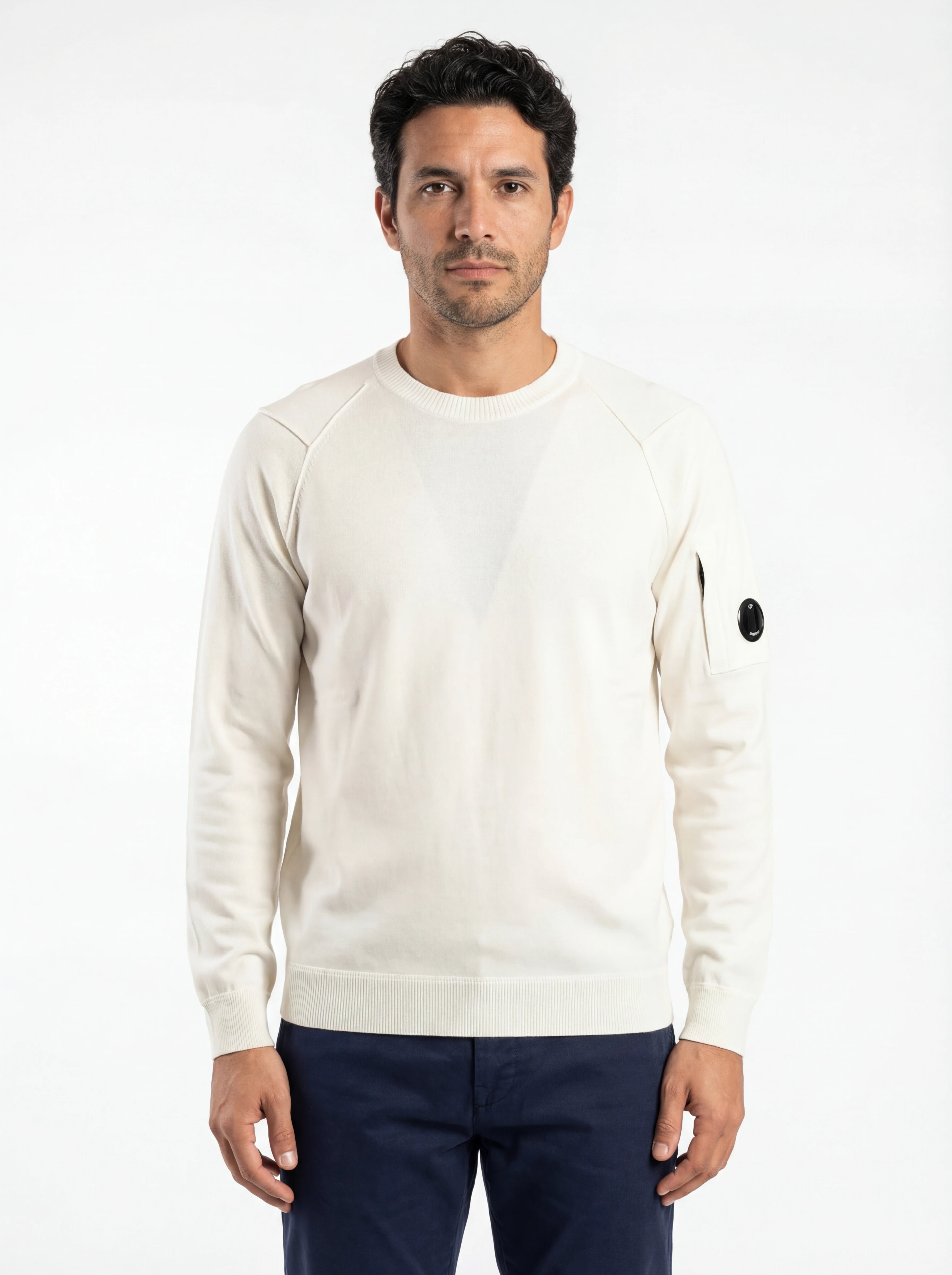 Vista da dietro, modello con maglia girocollo bianco12cmk spalla raglan manica a rilievo C.P. Company da uomo