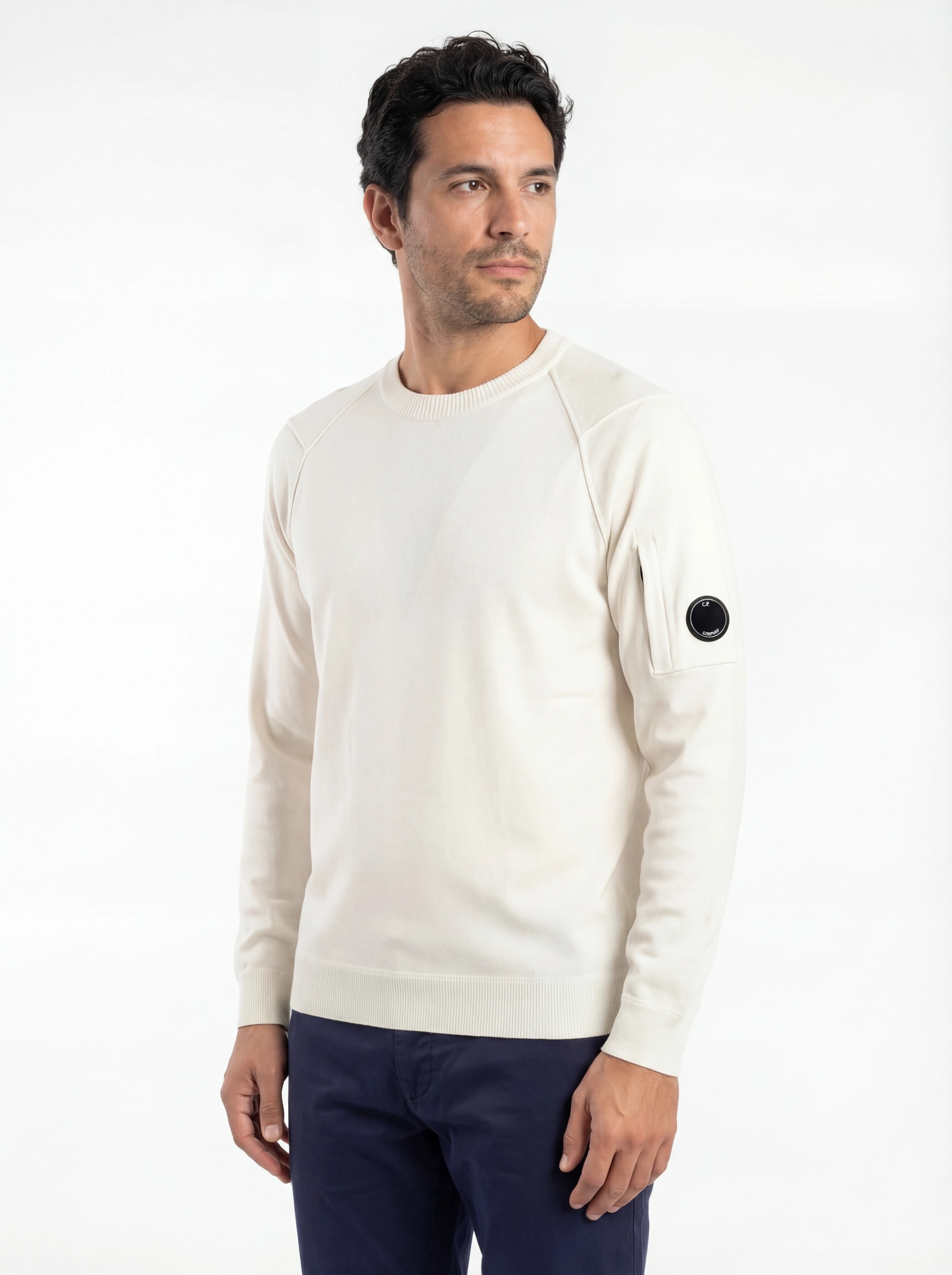 Modello indossa maglia girocollo bianco12cmk spalla raglan manica a rilievo C.P. Company da uomo