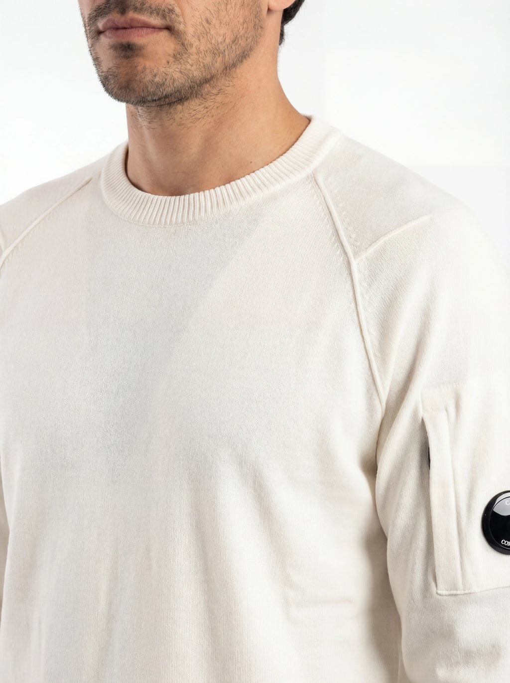 Maglia girocollo vista da dietro, maglia girocollo bianco12cmk spalla raglan manica a rilievo C.P. Company da uomo