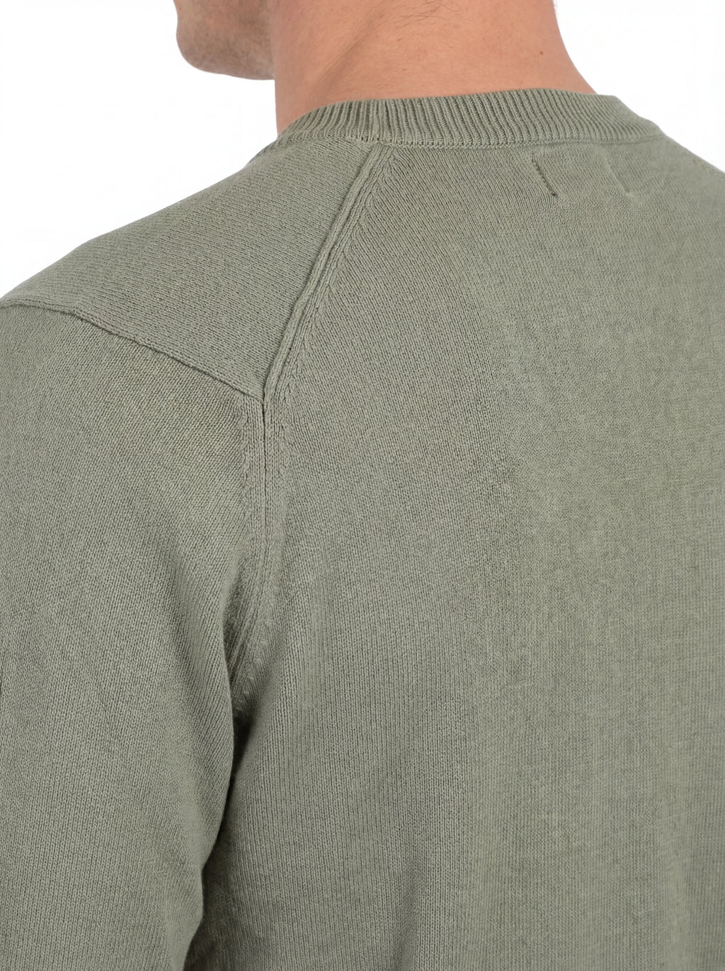 Maglione vista da dietro, maglione verde salvia spalla raglan manica a rilievo C.P. Company da uomo