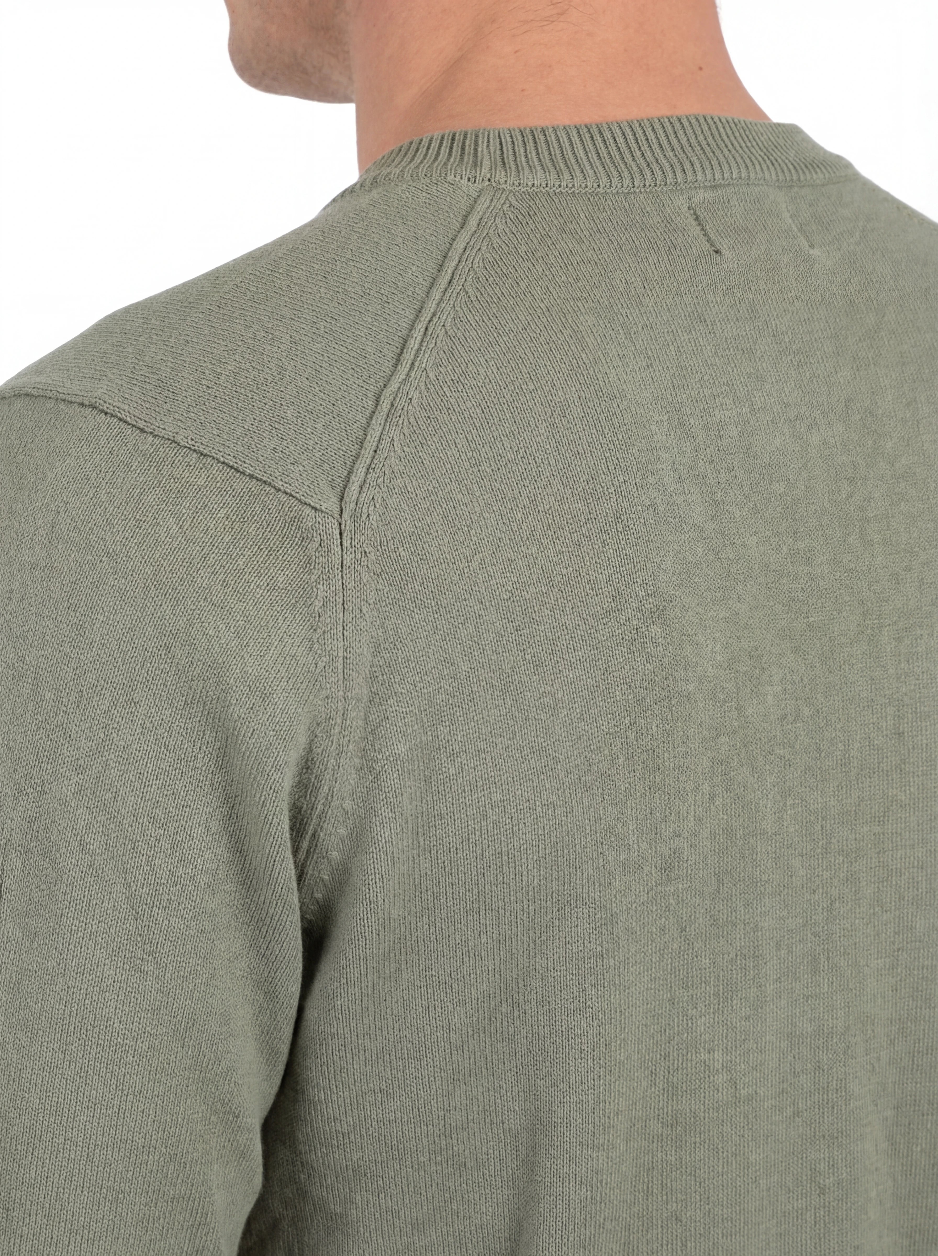 Maglione vista da dietro, maglione verde salvia spalla raglan manica a rilievo C.P. Company da uomo