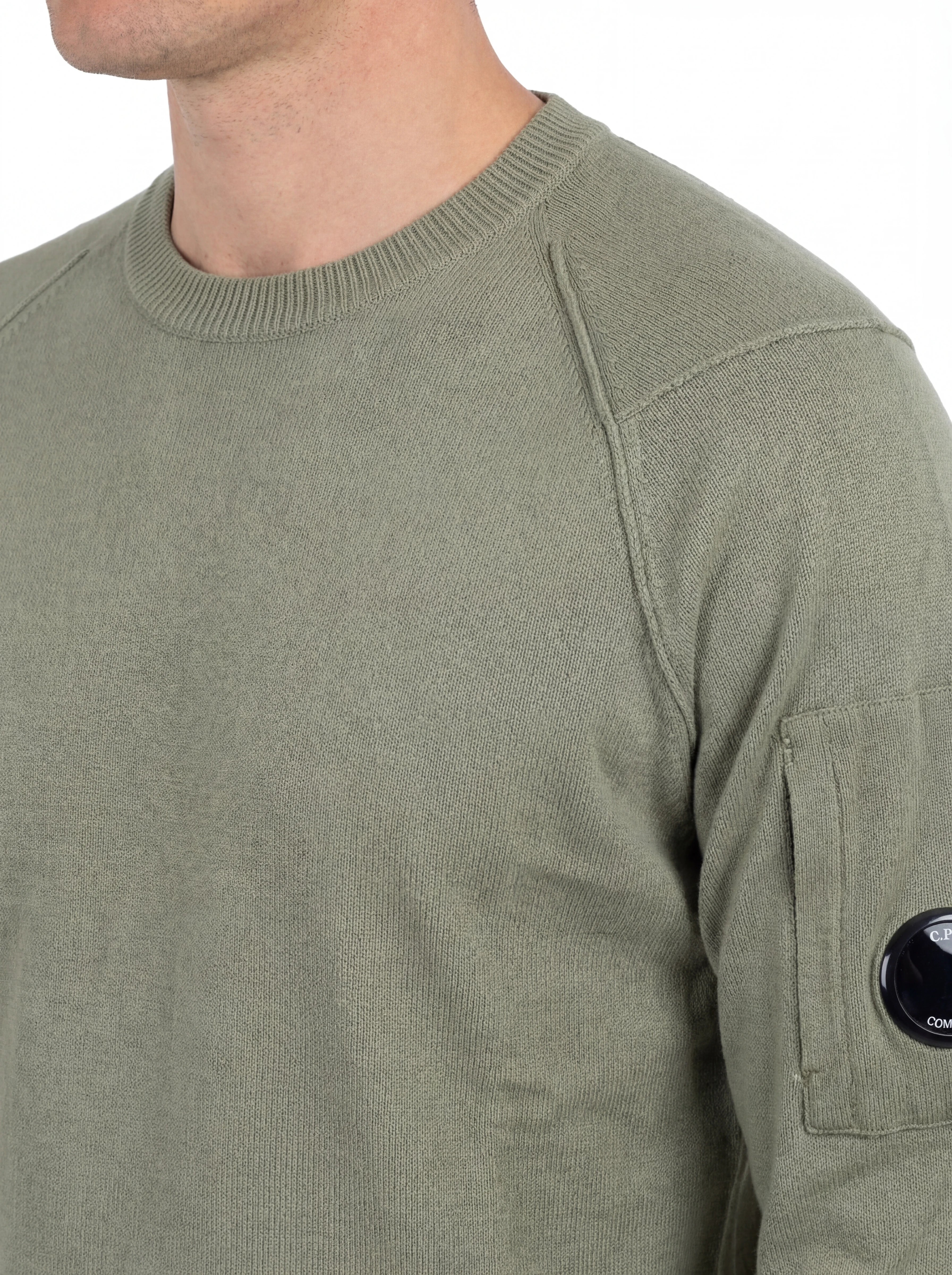 Vista da dietro, modello con maglione verde salvia spalla raglan manica a rilievo C.P. Company da uomo