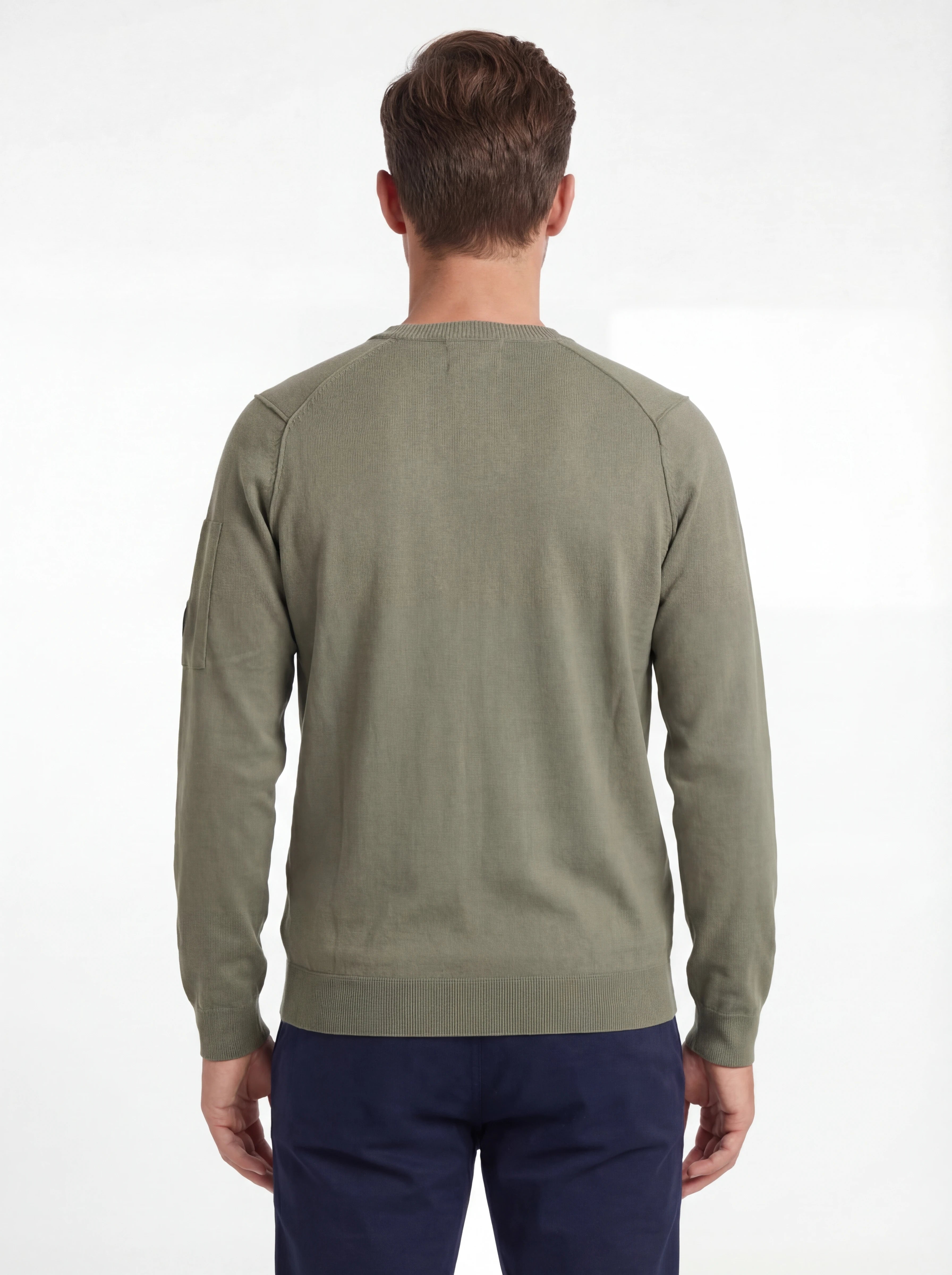 Modello a 45° con maglione verde salvia spalla raglan manica a rilievo C.P. Company da uomo