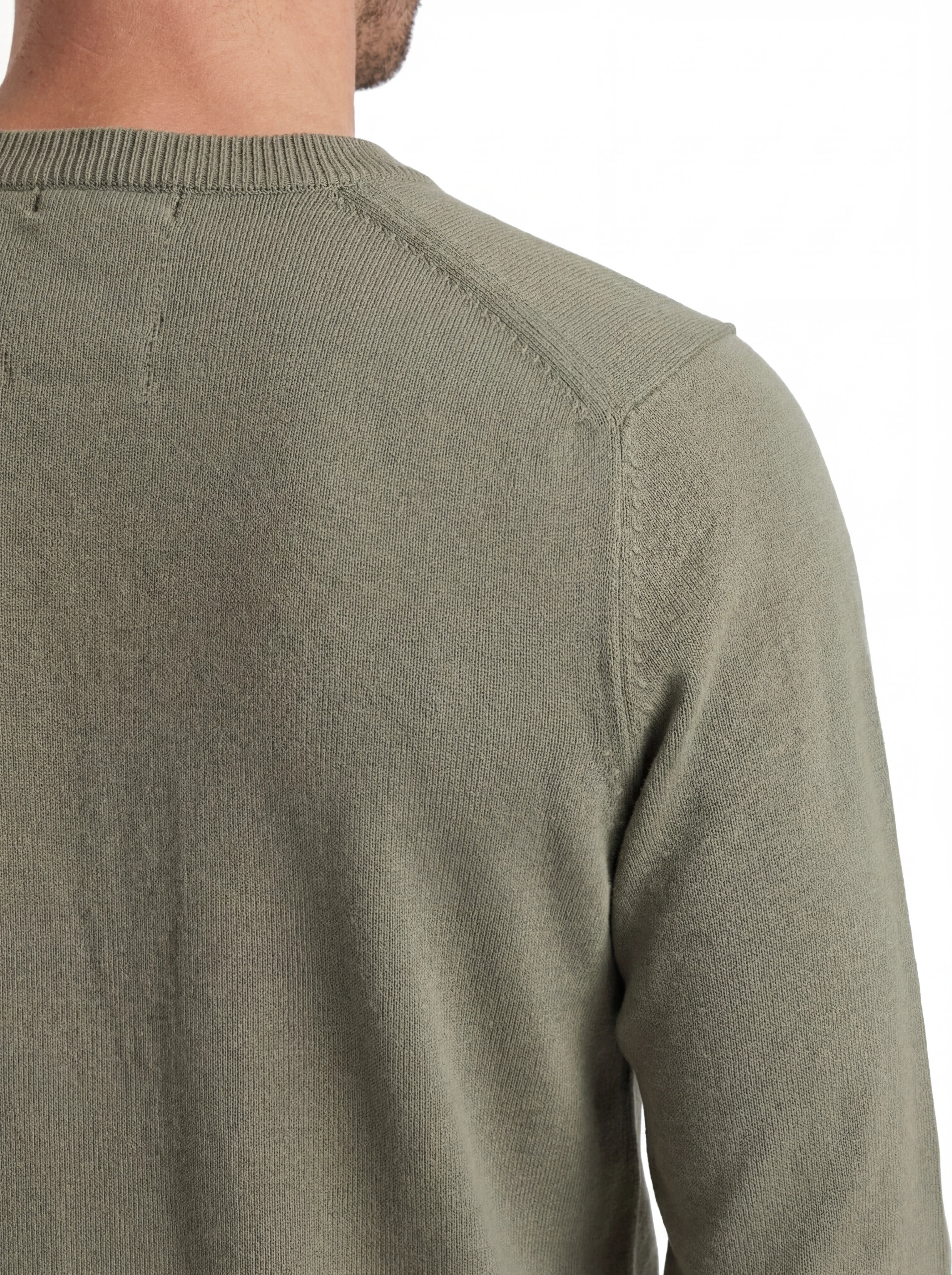 Dettaglio maglione verde salvia spalla raglan manica a rilievo C.P. Company da uomo