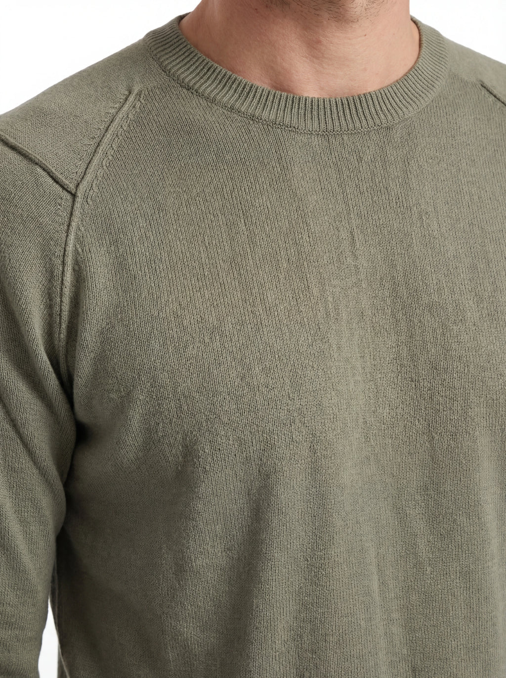 Dettaglio maglione verde salvia spalla raglan manica a rilievo C.P. Company da uomo