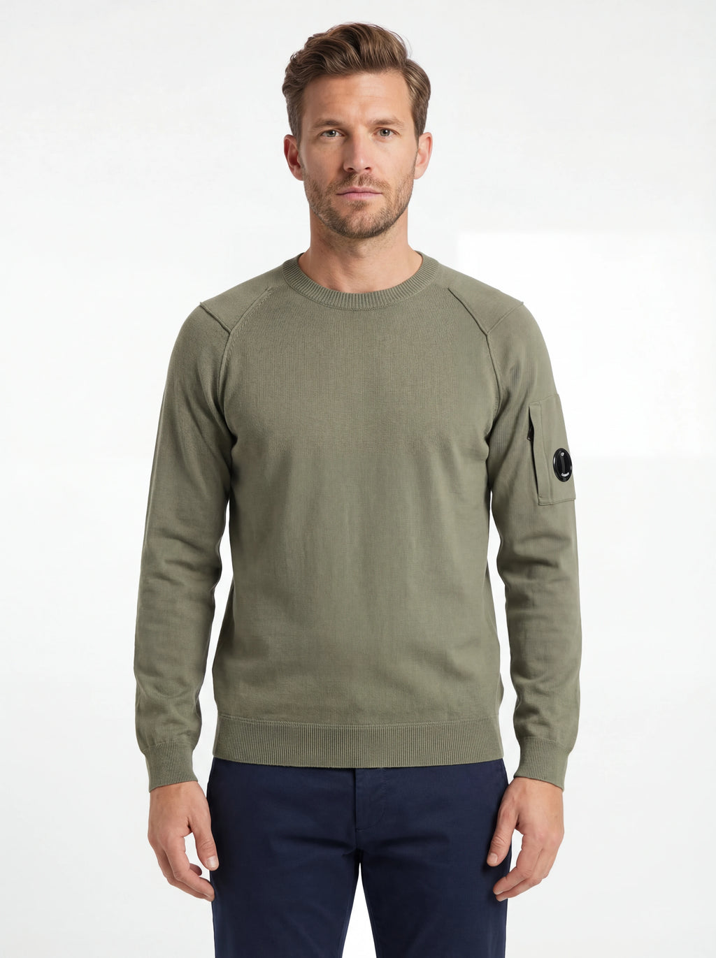 Modello indossa maglione verde salvia spalla raglan manica a rilievo C.P. Company da uomo