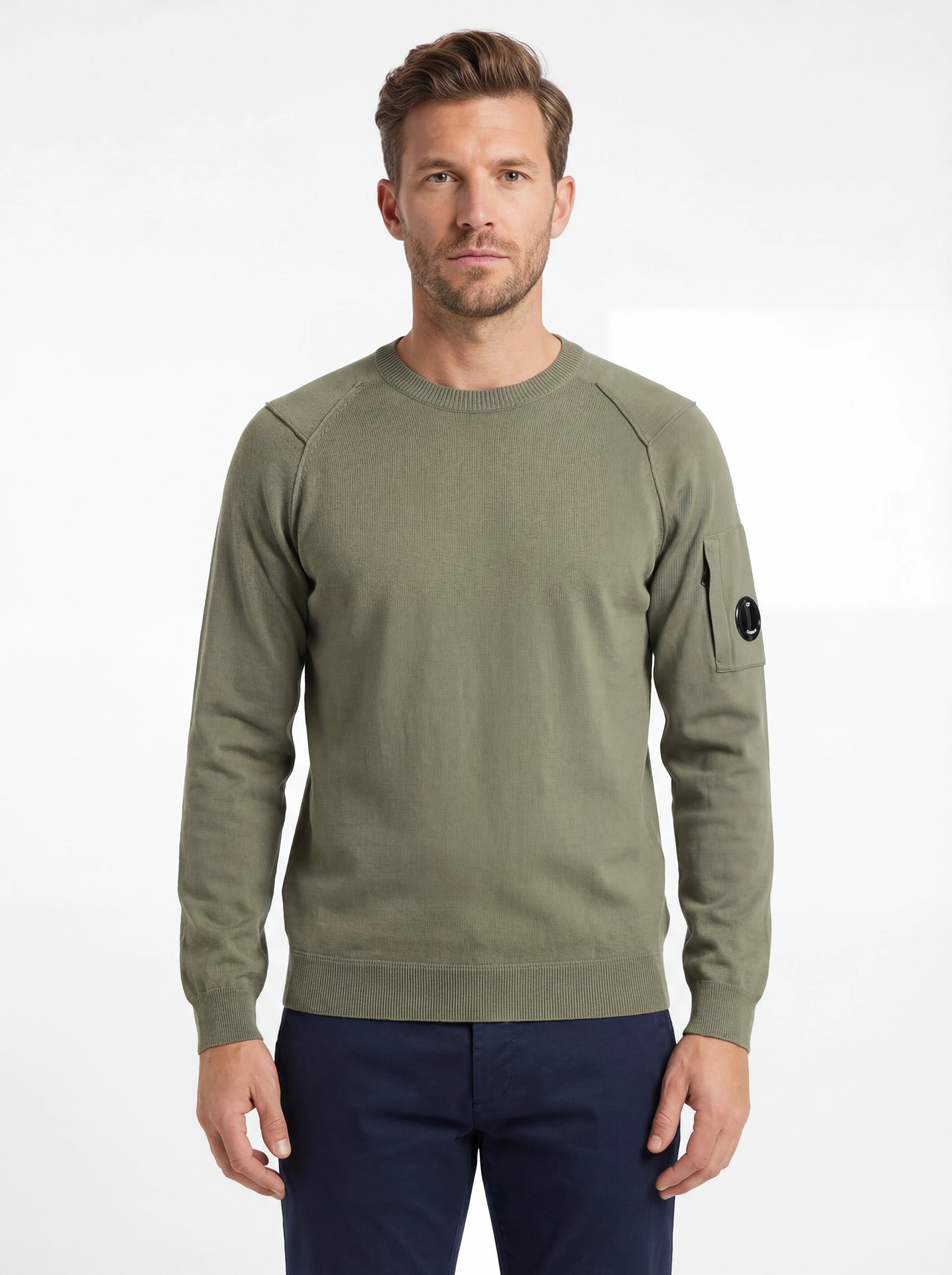 Modello indossa maglione verde salvia spalla raglan manica a rilievo C.P. Company da uomo