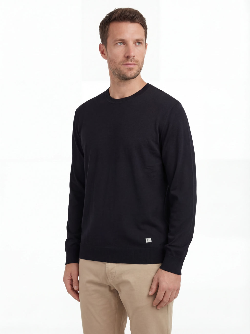 Modello indossa maglia girocollo blu logo cucito vestibilità dritta C.P. Company da uomo