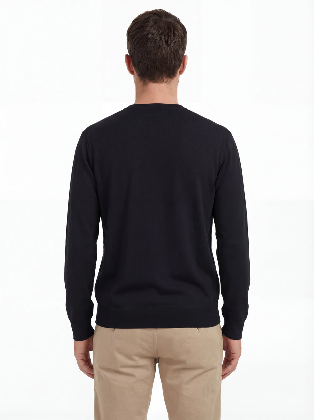 Vista da dietro, modello con maglia girocollo blu logo cucito vestibilità dritta C.P. Company da uomo