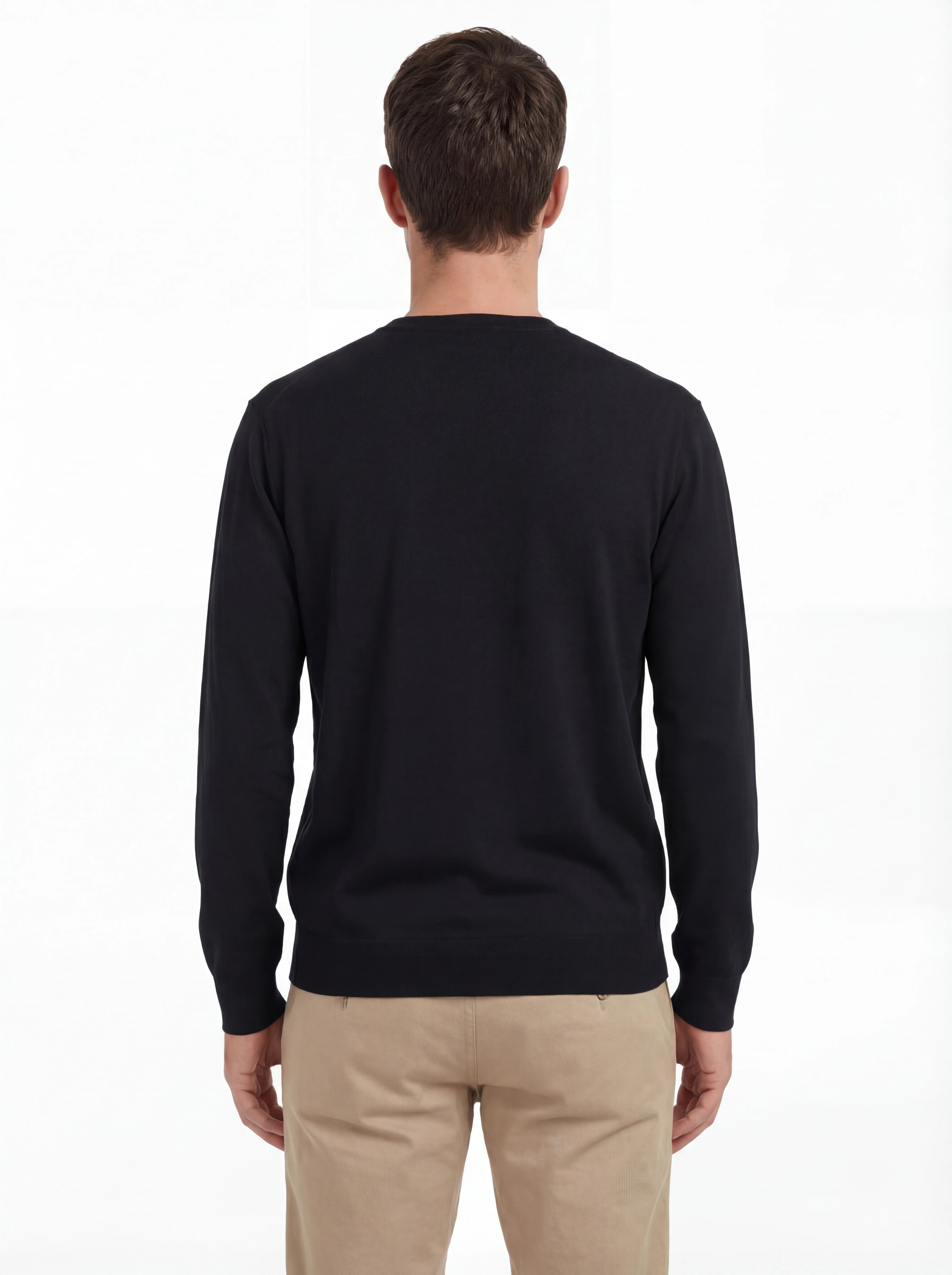 Vista da dietro, modello con maglia girocollo blu logo cucito vestibilità dritta C.P. Company da uomo