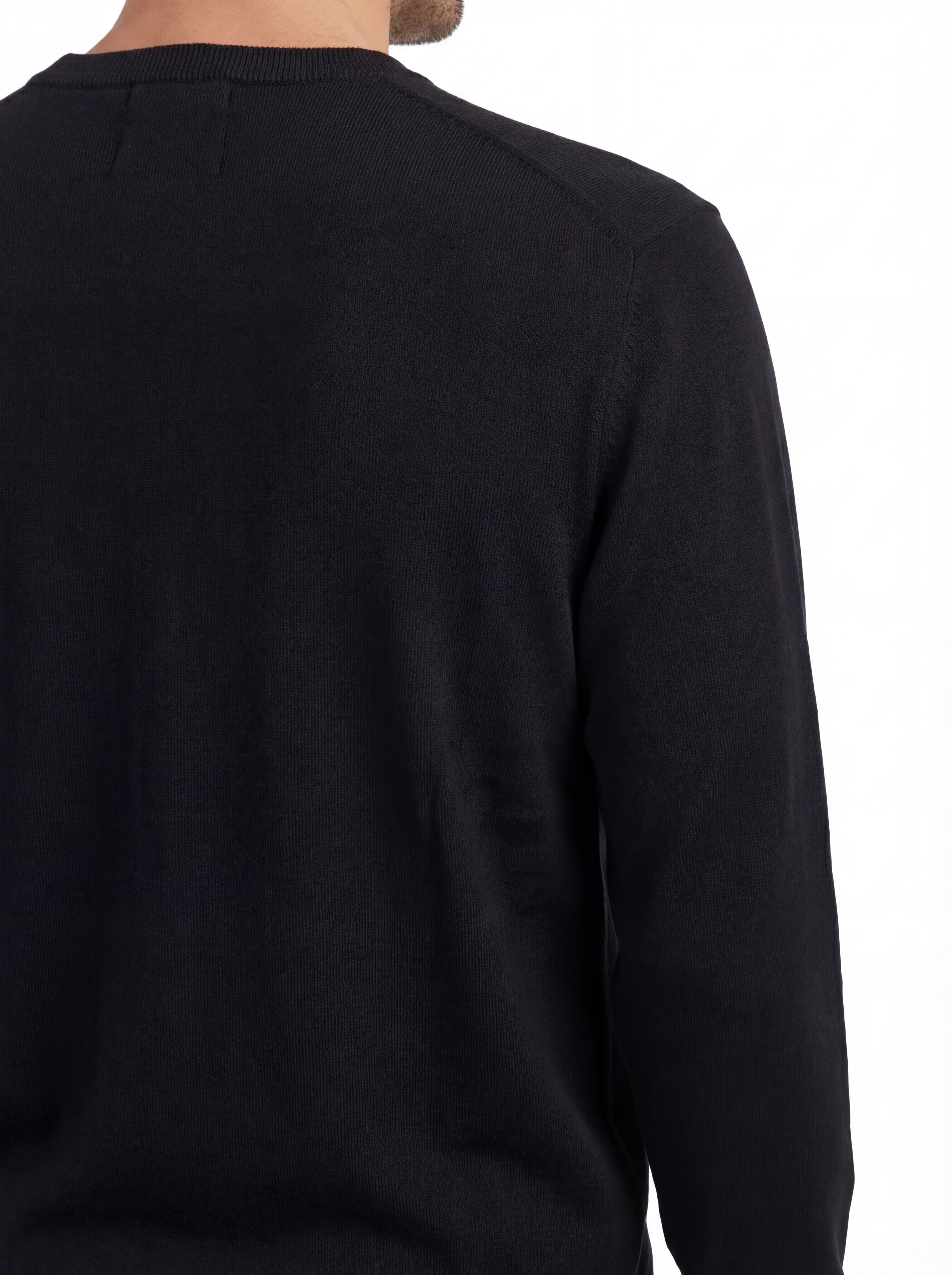 Dettaglio maglia girocollo blu logo cucito vestibilità dritta C.P. Company da uomo