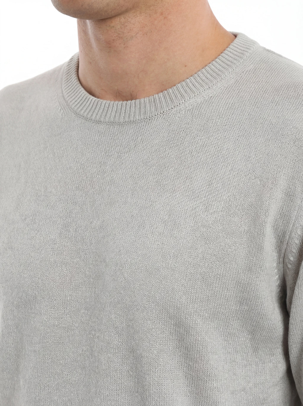 Close-up dettagli, maglia girocollo grigio perla taschino con lente taschino C.P. Company da uomo in cotone